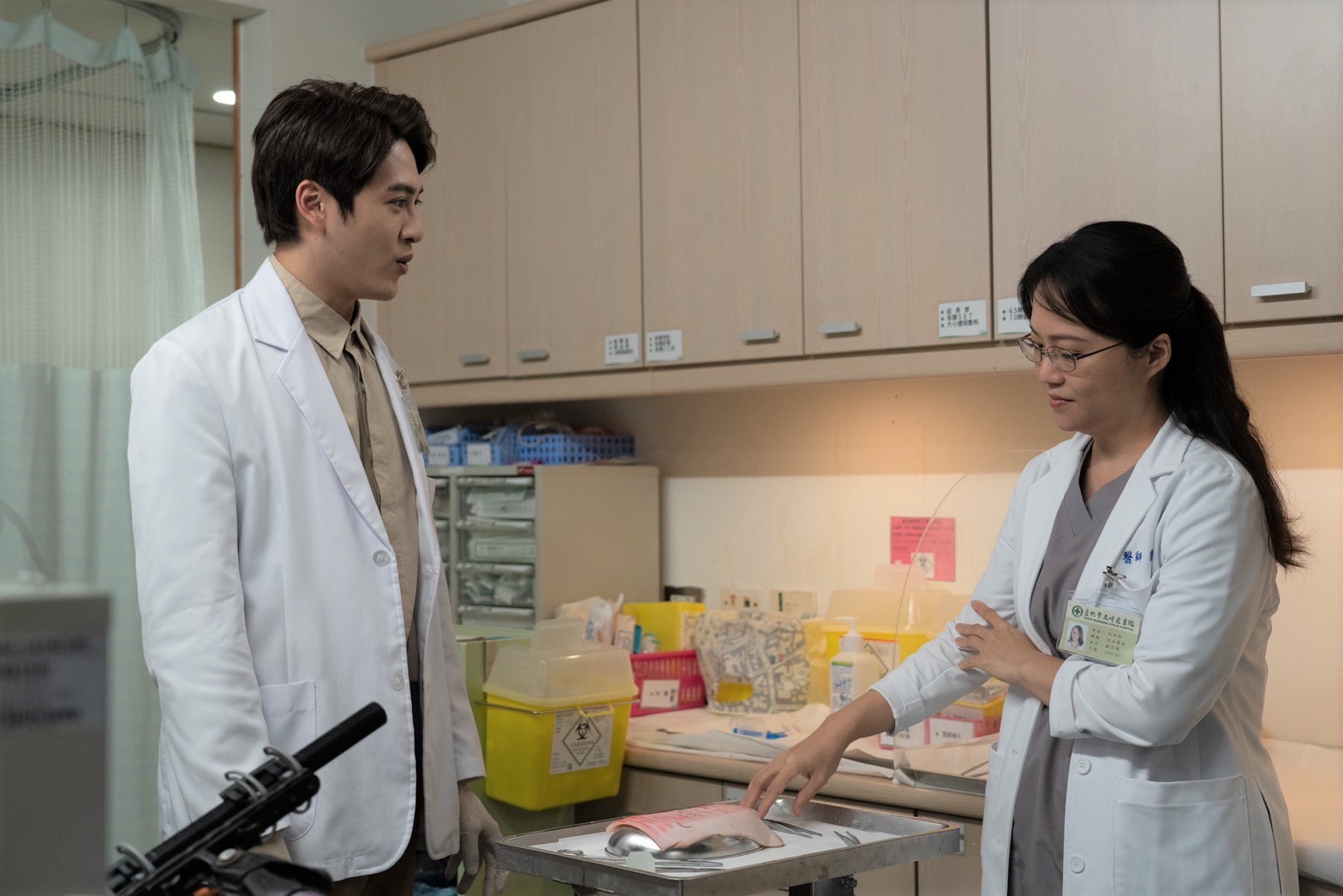 小劉醫師不僅擔任醫療顧問，也客串內科醫師一角教導菜鳥醫生黃新皓縫合技巧。（公共電視提供）