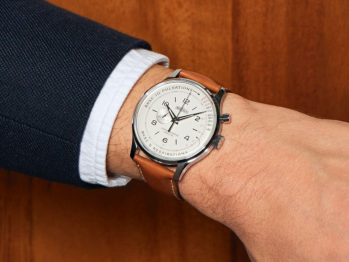 ANGELUS愛格Chronographe Médical醫用計時碼錶,重現60年代的經典風格。