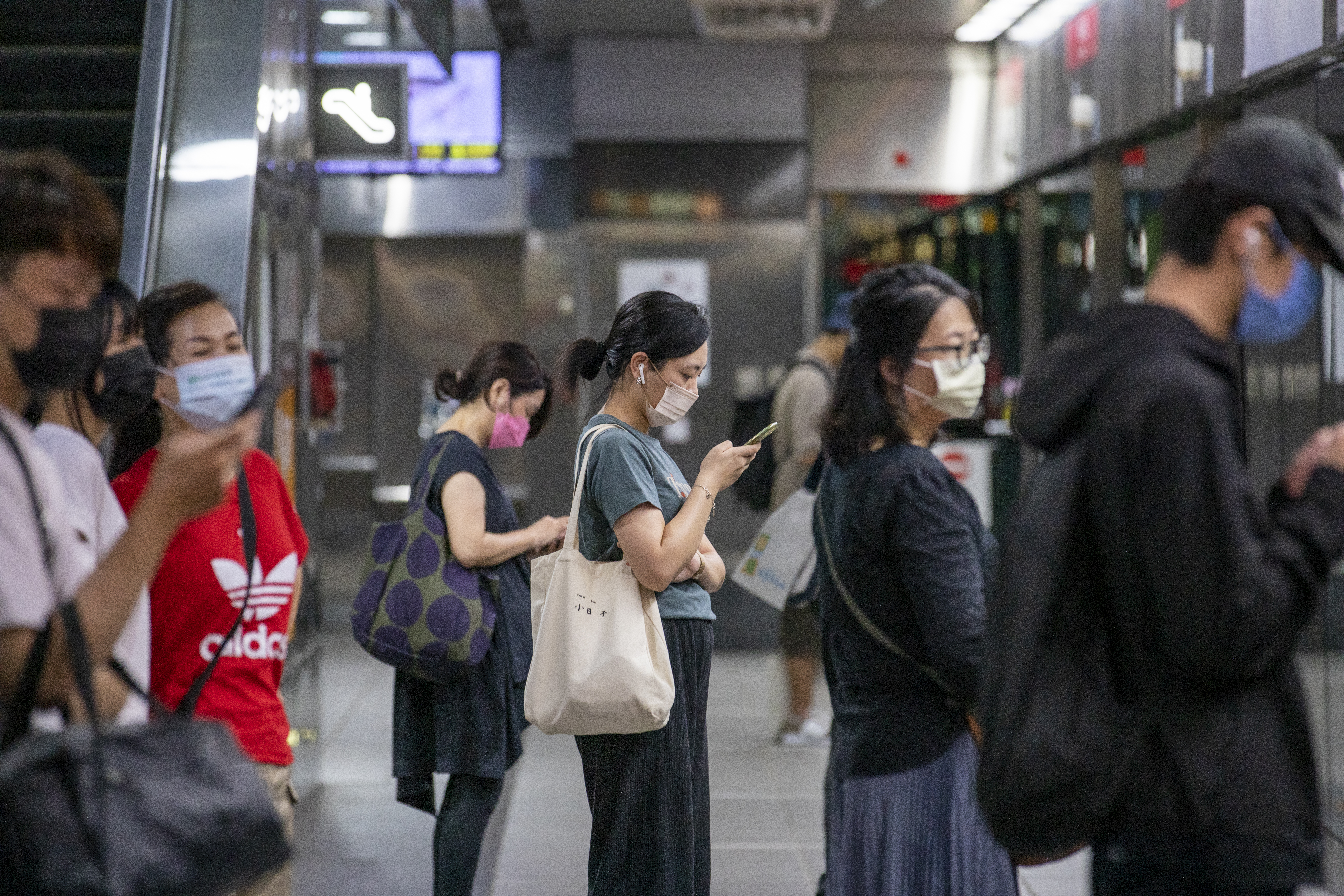 今日是輕症免隔離通報新制上路首日，今日本土確診案例較上週同期減少15.9%。（本刊資料照）