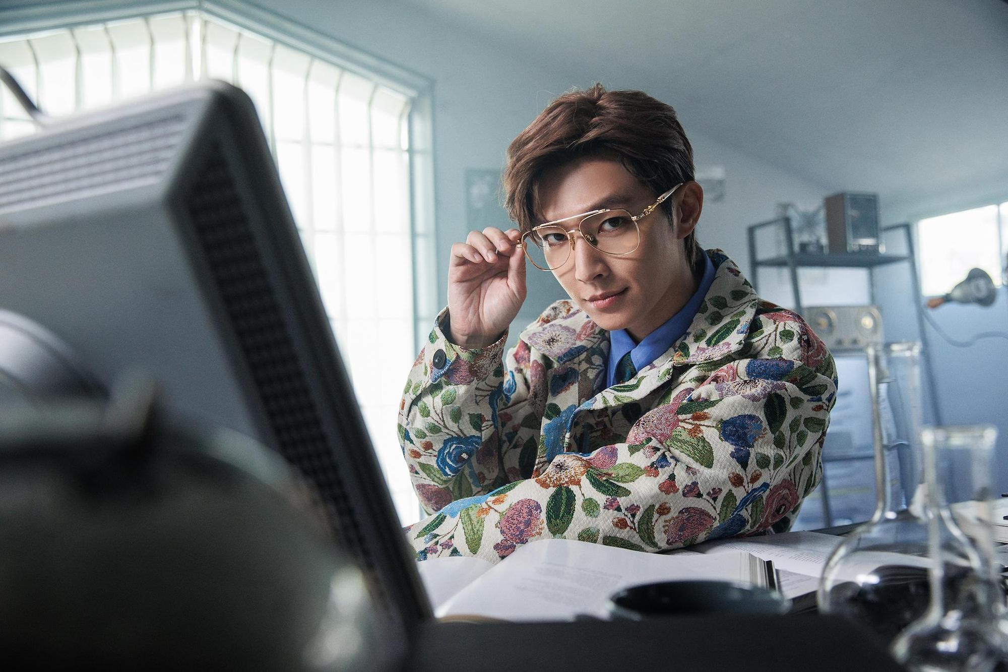 MV邀地質系導演超有哏，炎亞綸變身「地質學家」結合QR Code與TikTok達人逗趣合作。（索尼音樂提供）