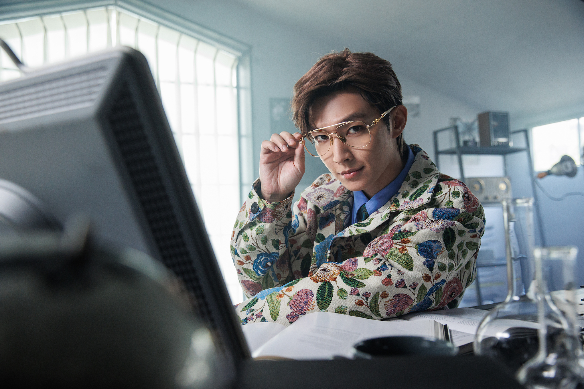 MV邀地質系導演超有哏，炎亞綸變身「地質學家」結合QR Code與TikTok達人逗趣合作。（索尼音樂提供）