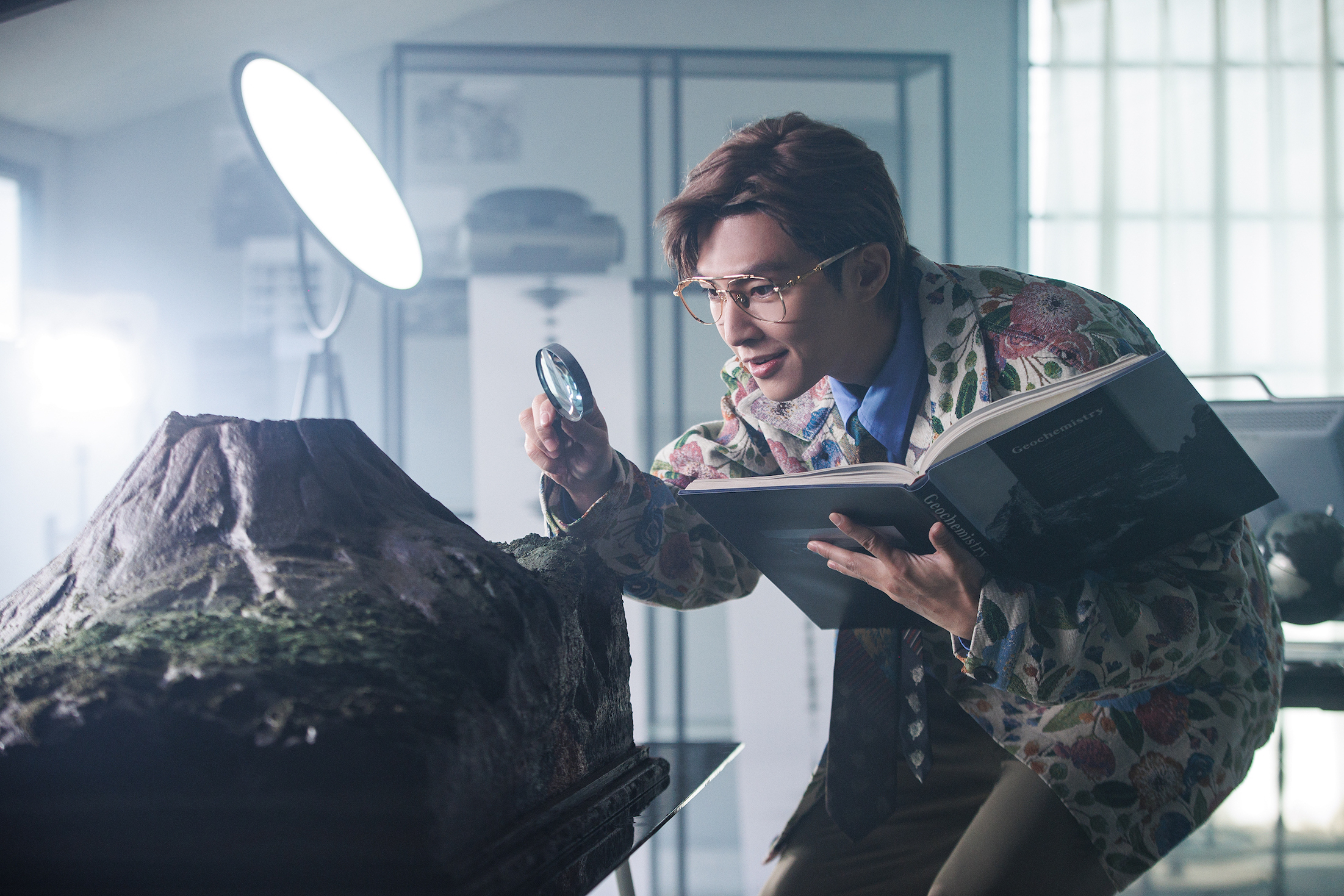 炎亞綸再度與才子Shawn尚融+金曲得主李百罡共同創作，自嘲式歌詞加入即興元素更chill。（索尼音樂提供）