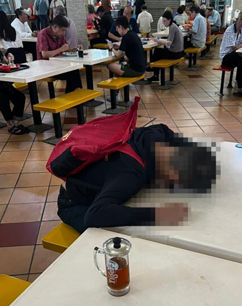 男子在「趴睡」期間已死亡,但旁邊的用餐民眾都無人察覺異狀。(翻自《中國報》)