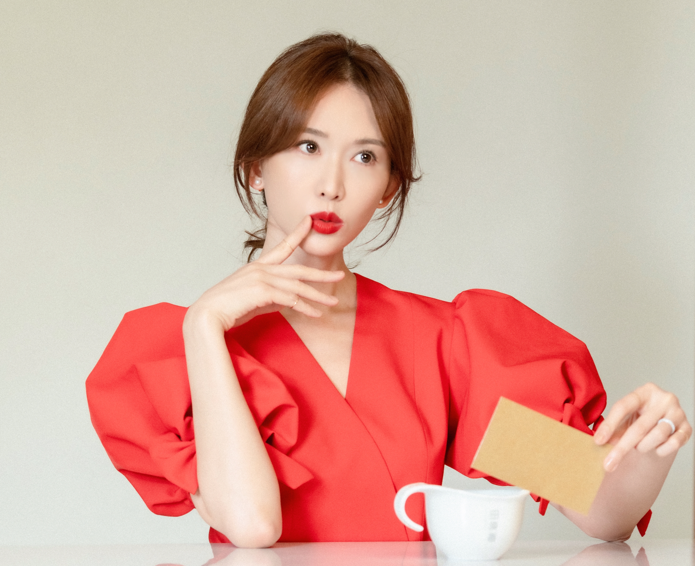 林志玲透露維持好氣色的祕訣，就是喝滴雞精及運動。（林志玲工作室提供）