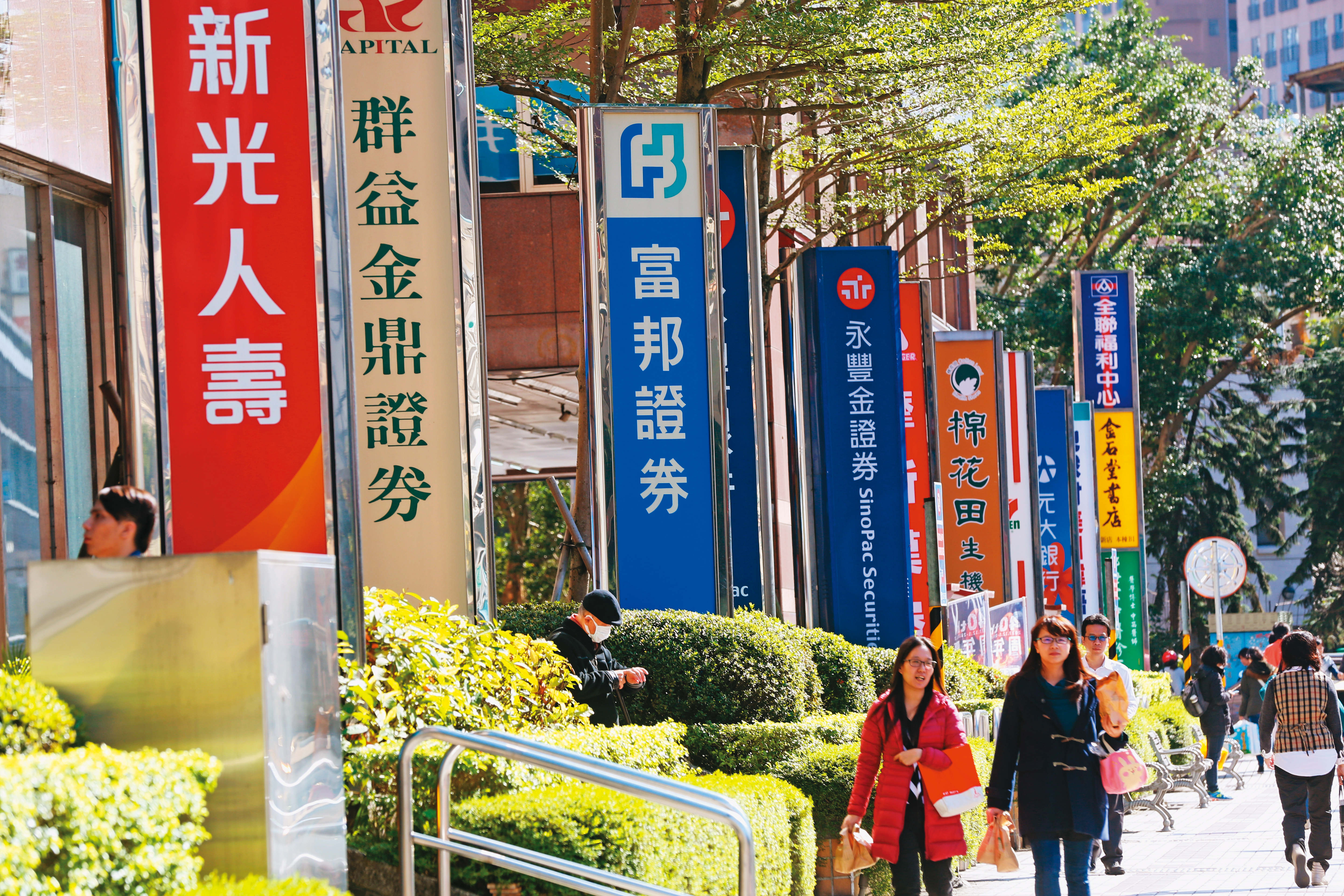 14家本土壽險公司去年總虧損逾兆元，金控旗下的銀行得扛壽險的包袱，整體金融業進入獲利衰退的休養期。