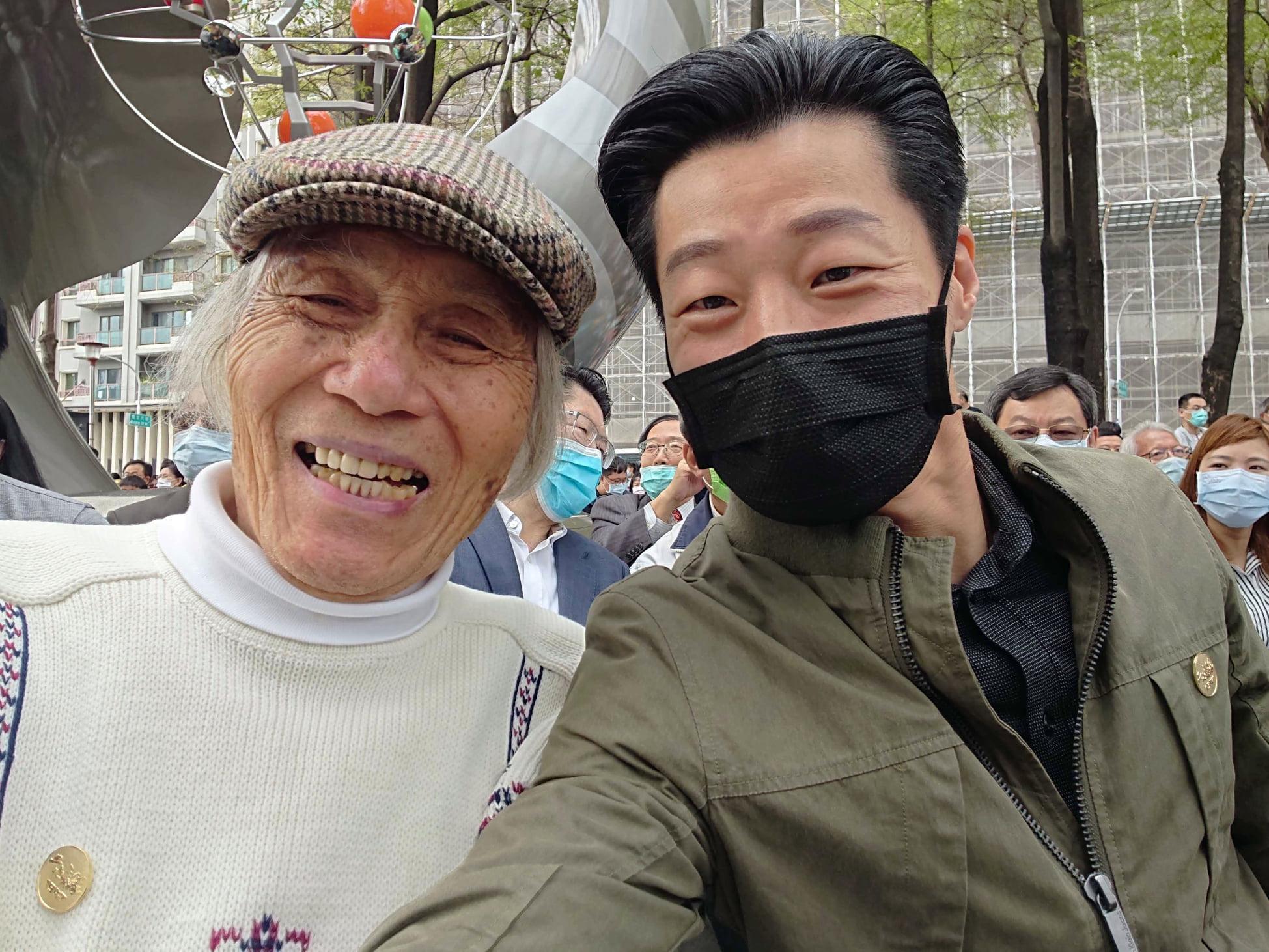 林昶佐(右)貼出自己與鍾逸人(左)的合照,感謝鍾逸人「用生命守護台灣人」。(翻攝自林昶佐臉書)
