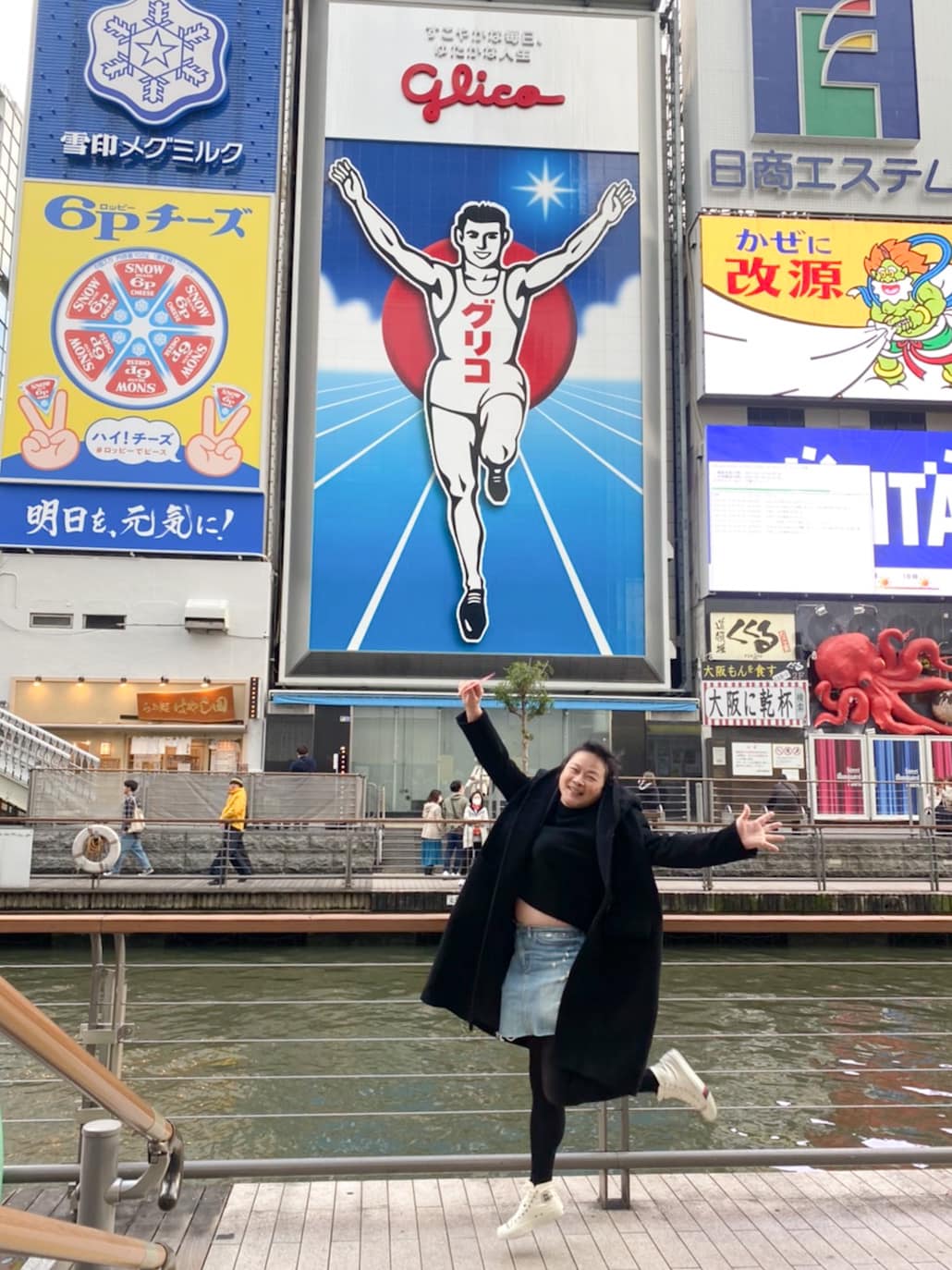陸小芬前往大阪出席亞洲電影節,開心在道頓堀地標固力果看板前留影。(翻攝自《本日公休》Facebook)