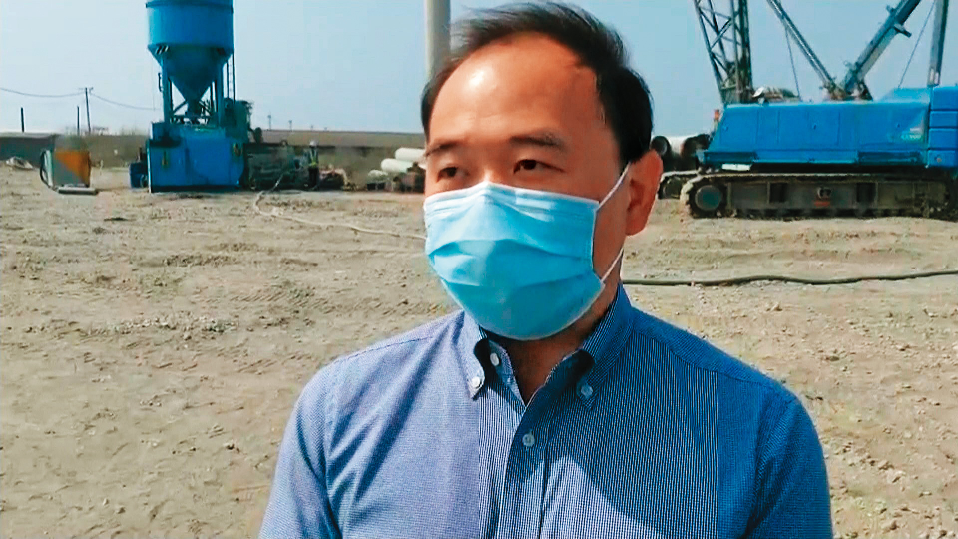達德在雲林台西鄉設置風力發電組，因風機接近住家引發居民抗爭，時任雲林辦公室執行長潘正綱負責與民眾協調。（東森新聞提供）