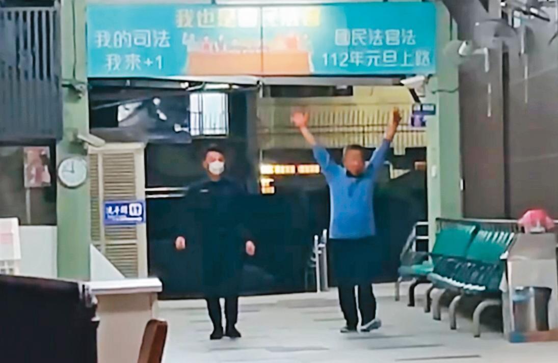 沈宗隆早年因案被帶至雲林地檢署偵訊,卻被7人劫走,這回他涉貪在庭訊休息時伸懶腰,院檢不敢大意,派出法警緊迫盯人。(翻攝《鏡新聞》)