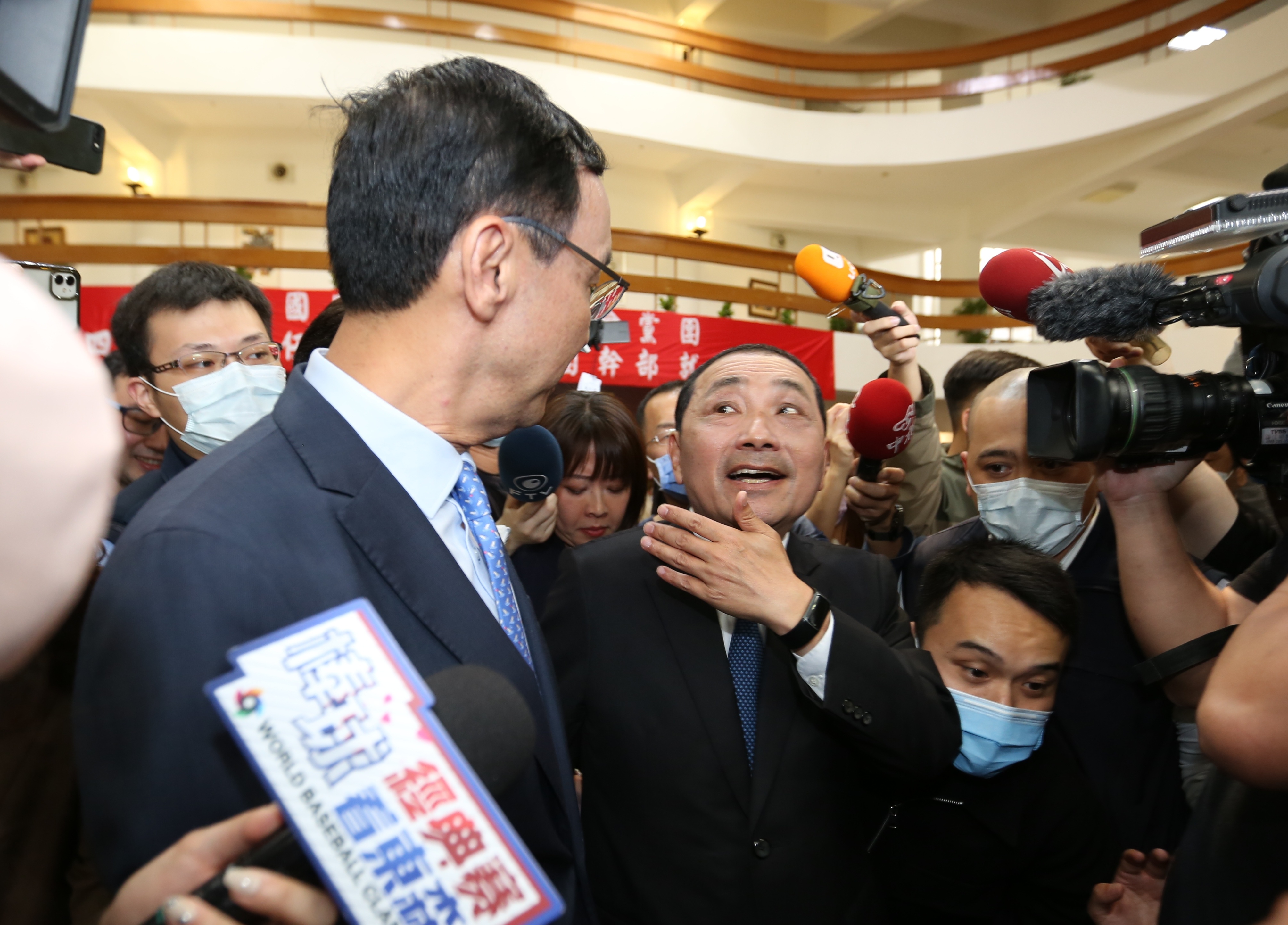 侯友宜被問這次和朱立倫同台是否破冰,他說大家都是老朋友了,溝通互動完全無礙。