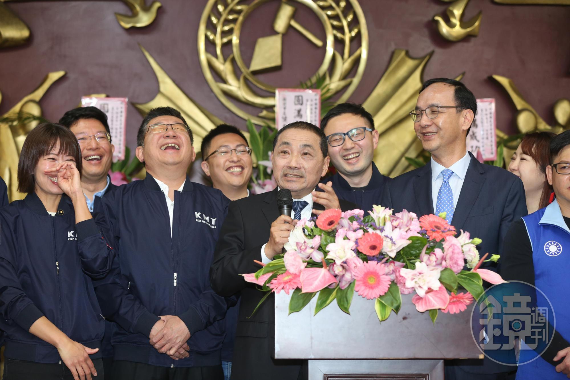 侯友宜今與朱立倫同台,展現團結形象,綠營則酸是人前手牽手、背後下毒手。