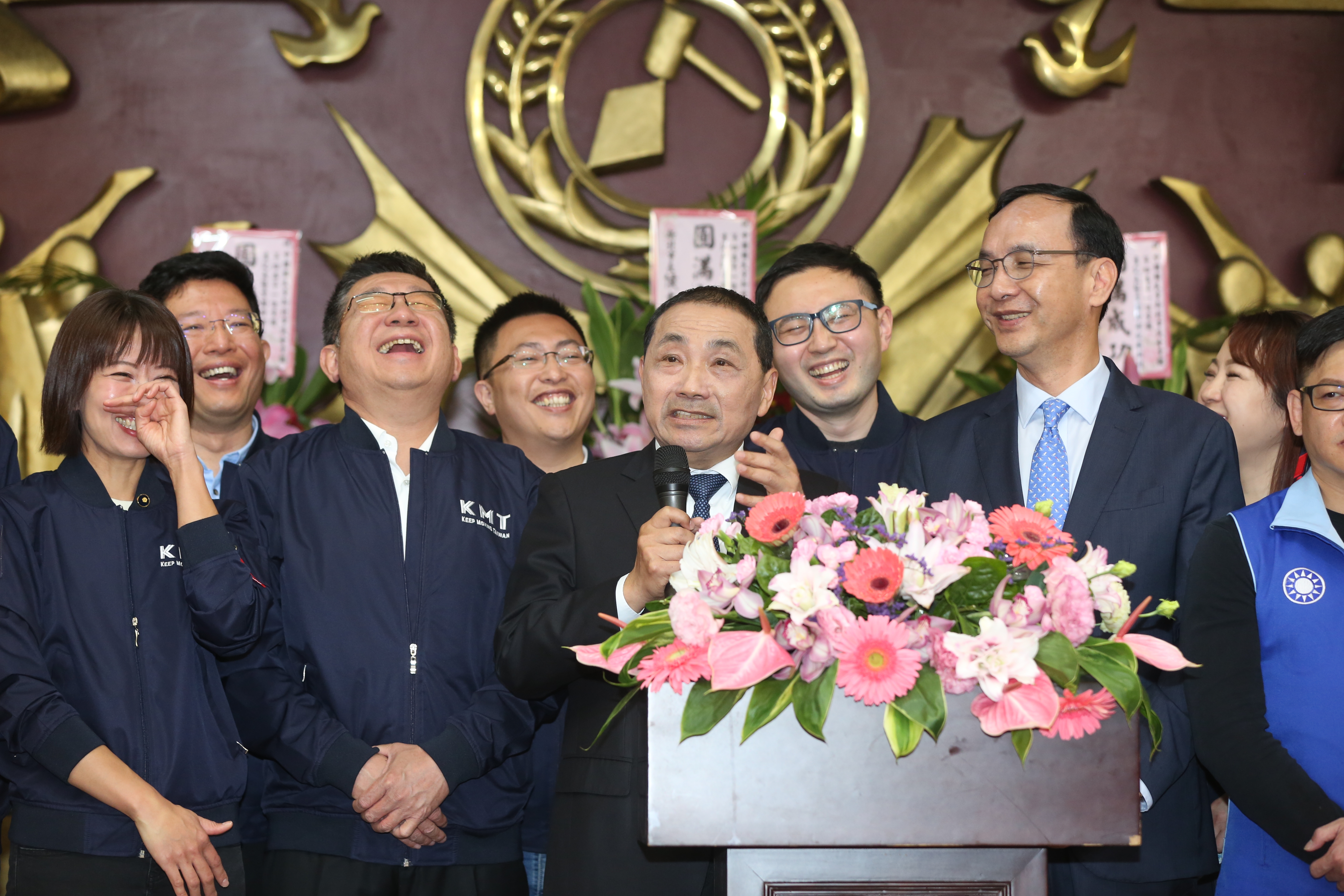 侯友宜今與朱立倫同台，展現團結形象，綠營則酸是人前手牽手、背後下毒手。