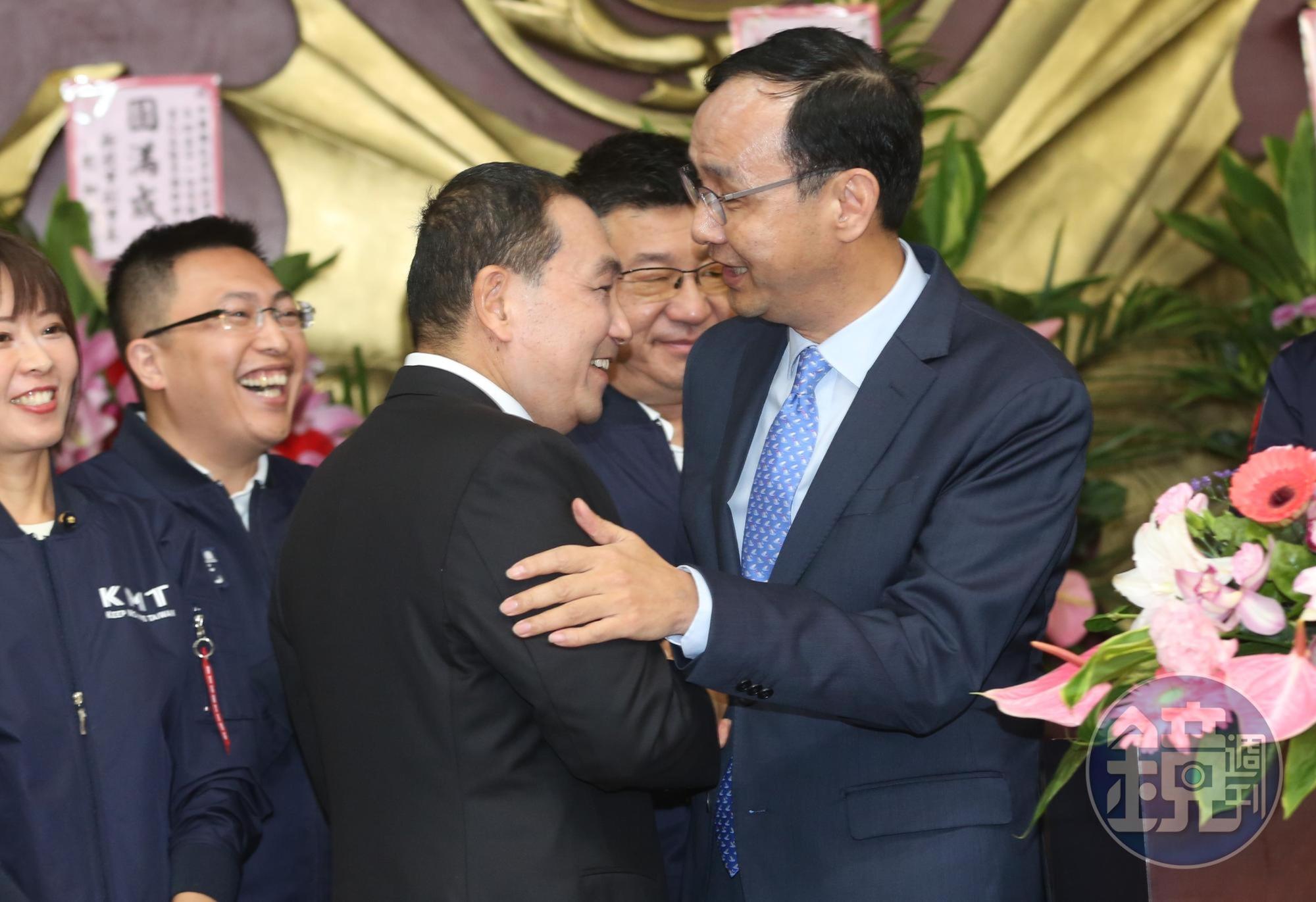 侯友宜(左)、朱立倫(右)今在新北市議會同台現身,彼此握手寒暄問候。