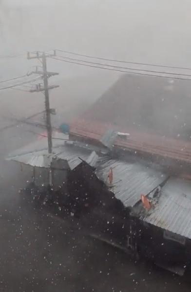 泰國清邁遭受熱帶風暴侵襲,颳起狂風暴雨。(翻攝推特@chiangmainews)
