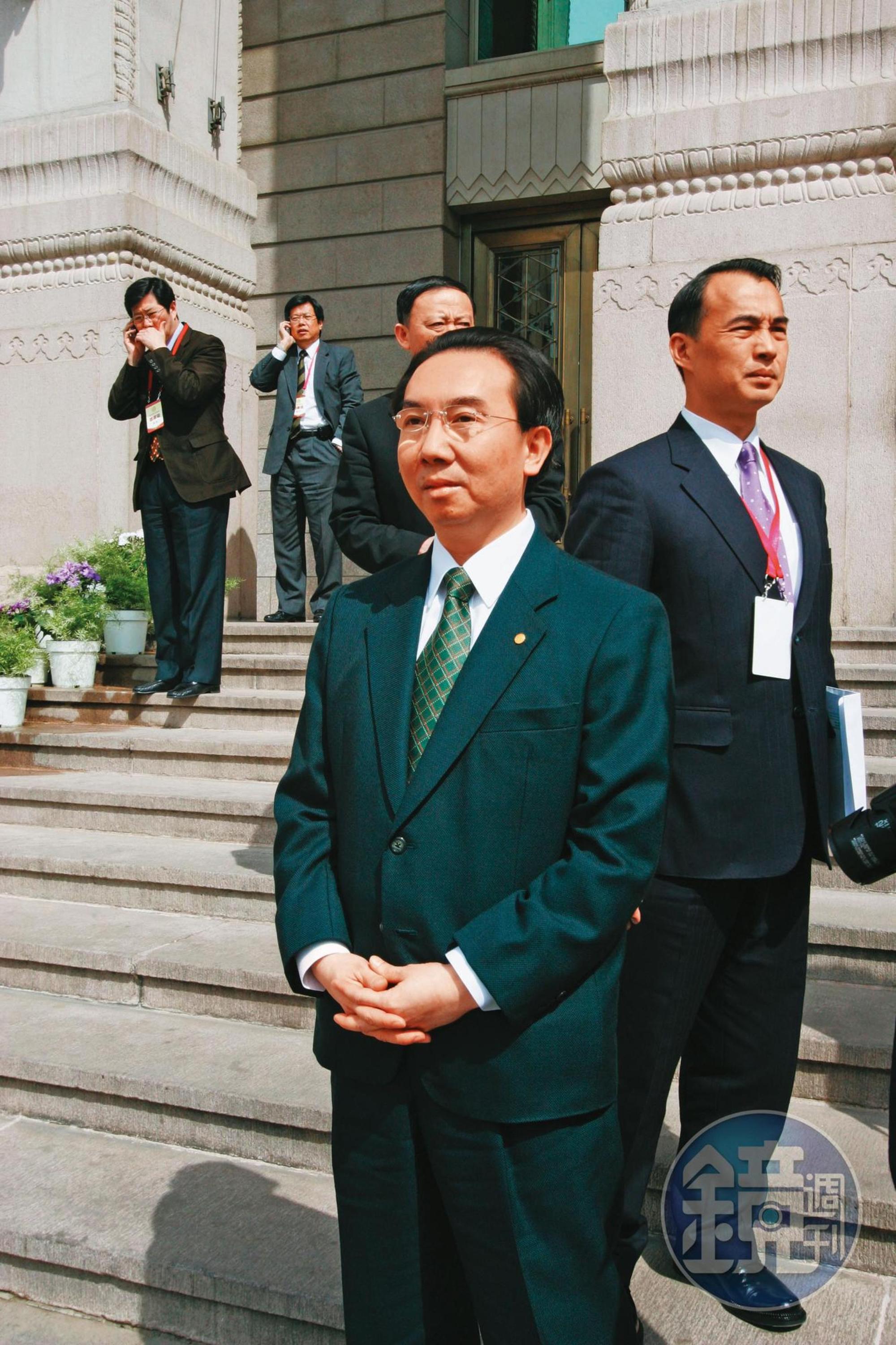 張國政（圖）轉向靠攏大哥，形成兩兄弟合作的新局面。