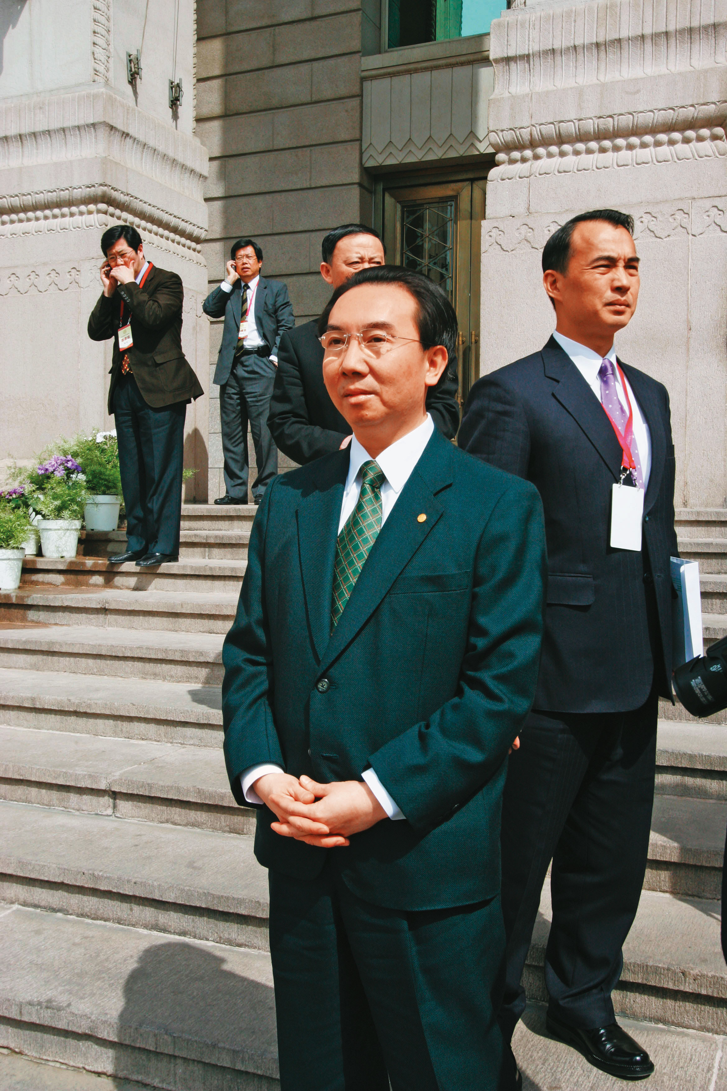 張國政（圖）轉向靠攏大哥，形成兩兄弟合作的新局面。
