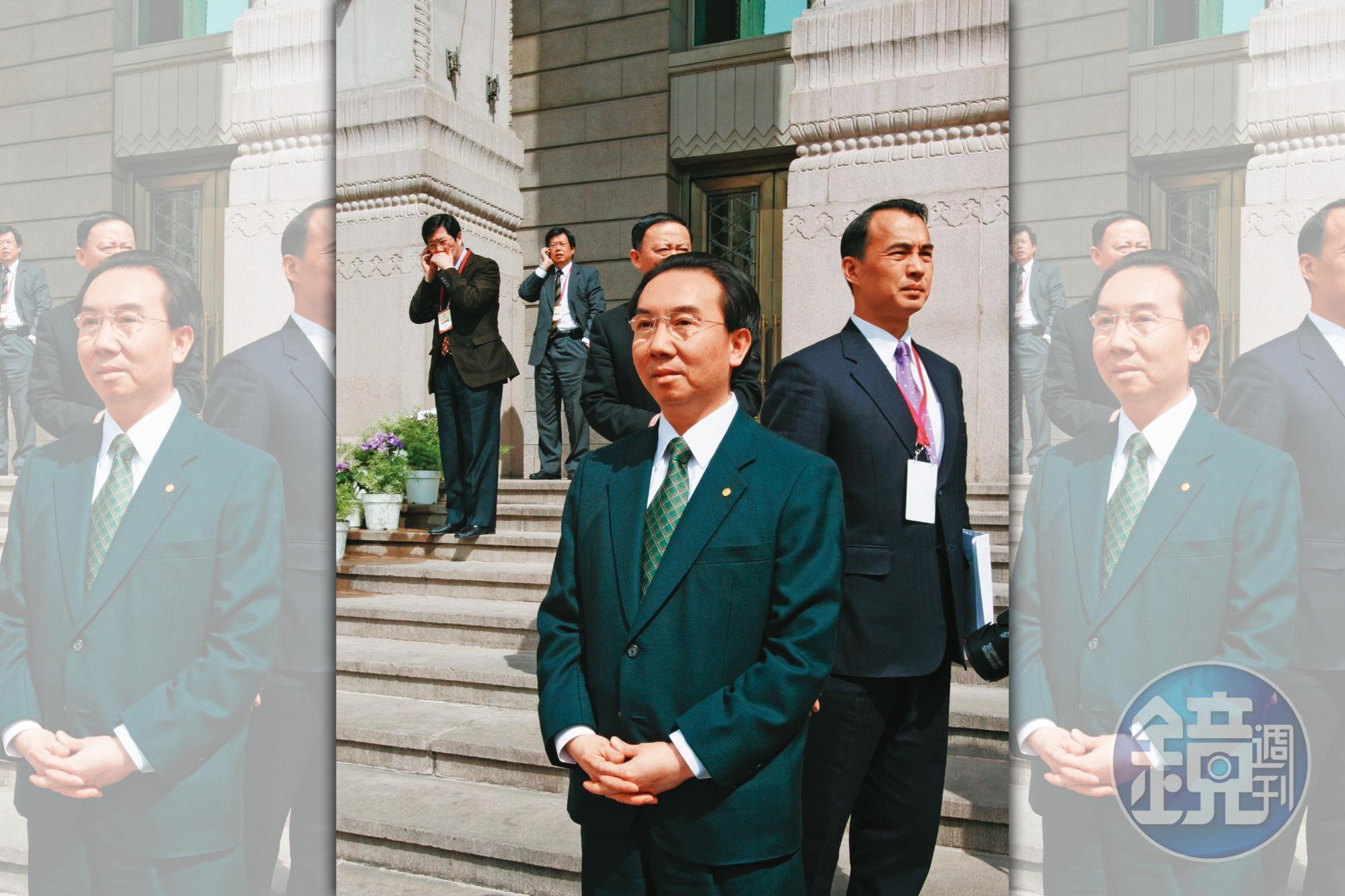 張國政(圖)轉向靠攏大哥,形成兩兄弟合作的新局面。