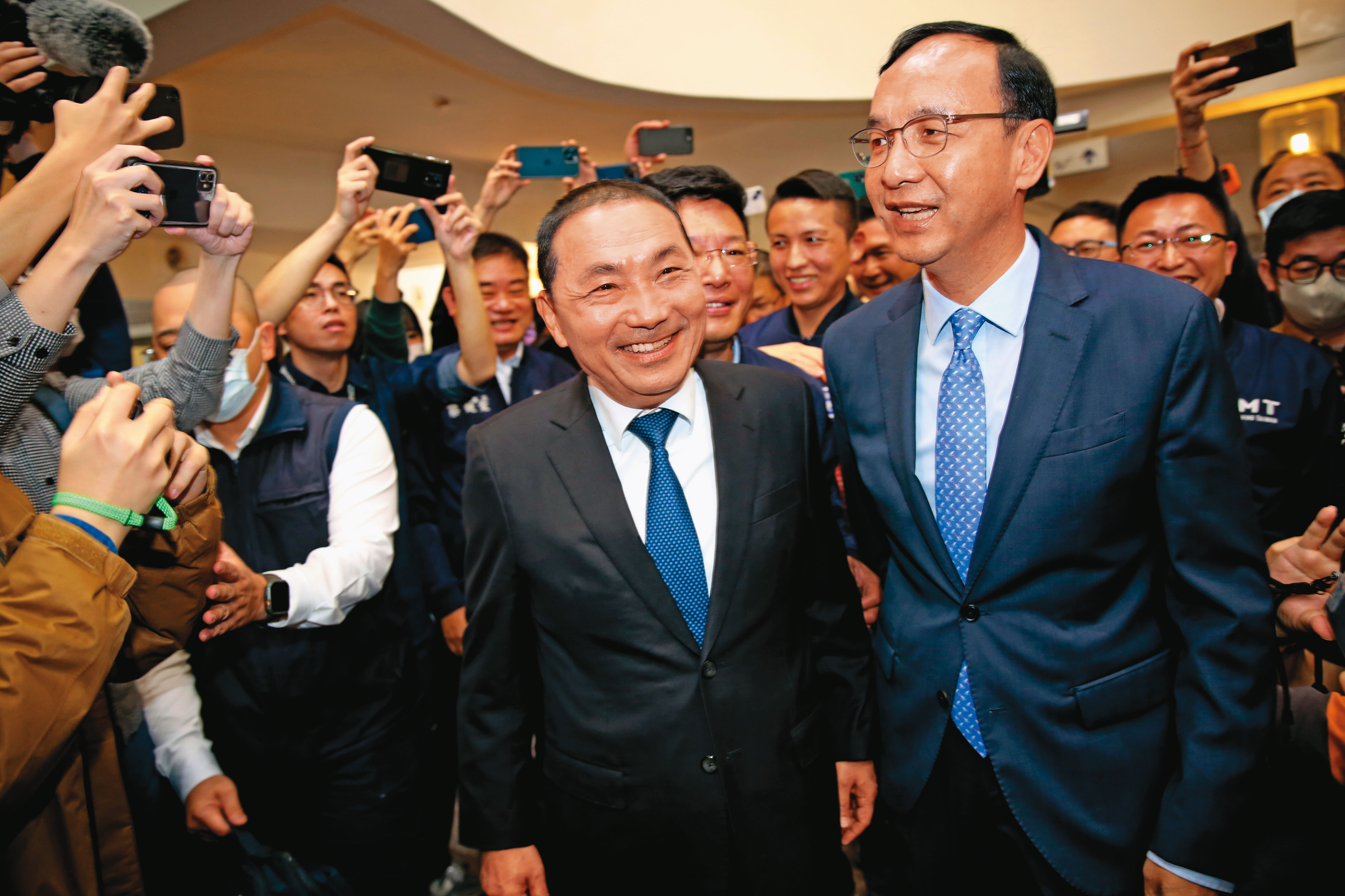 侯友宜(左)、朱立倫(右)20日出席新北市議會國民黨團幹部交接,2人在媒體面前有說有笑。