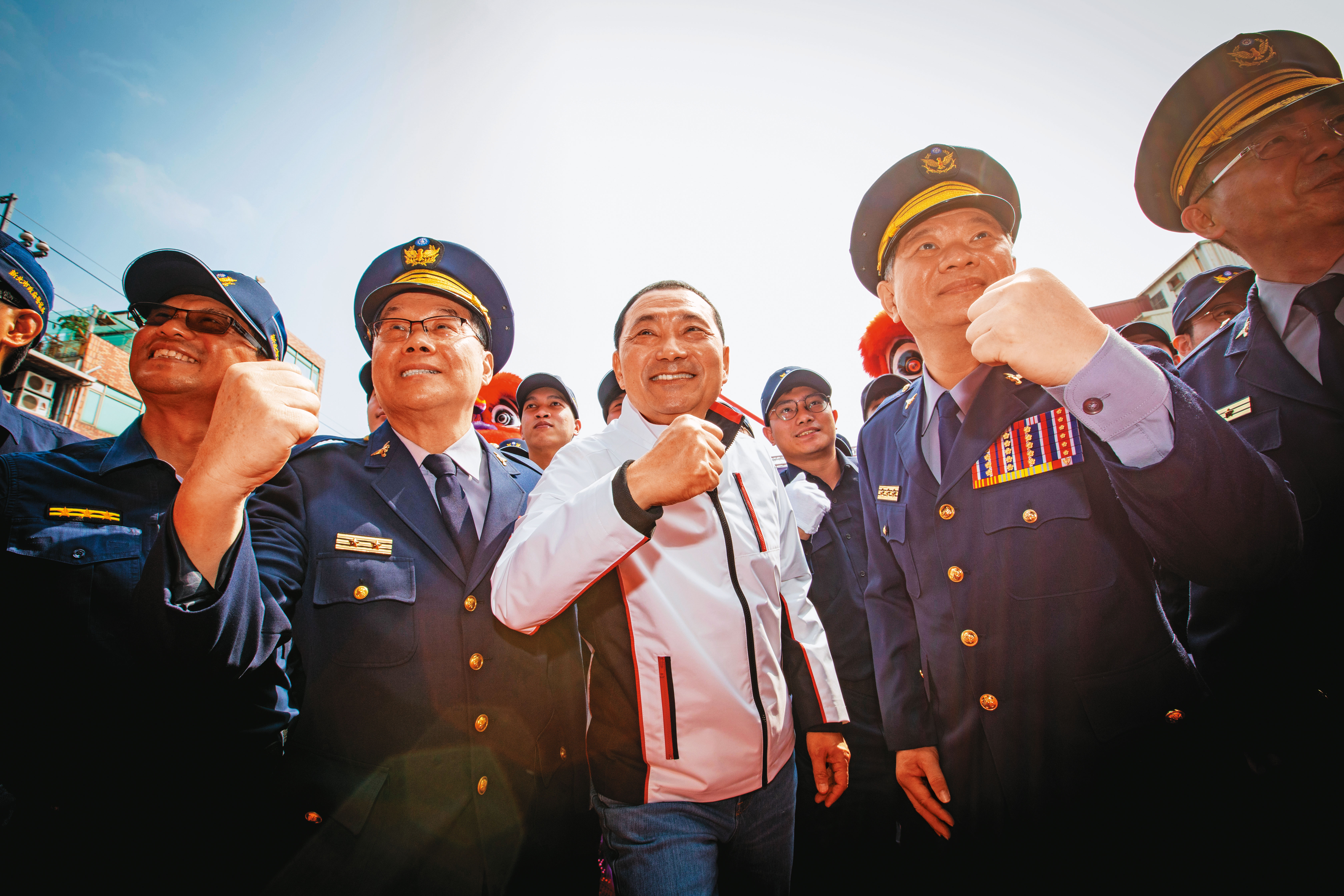 侯友宜（中）刑警形象鮮明，但藍營地方派系不見得買單，成為他參選的難題之一。