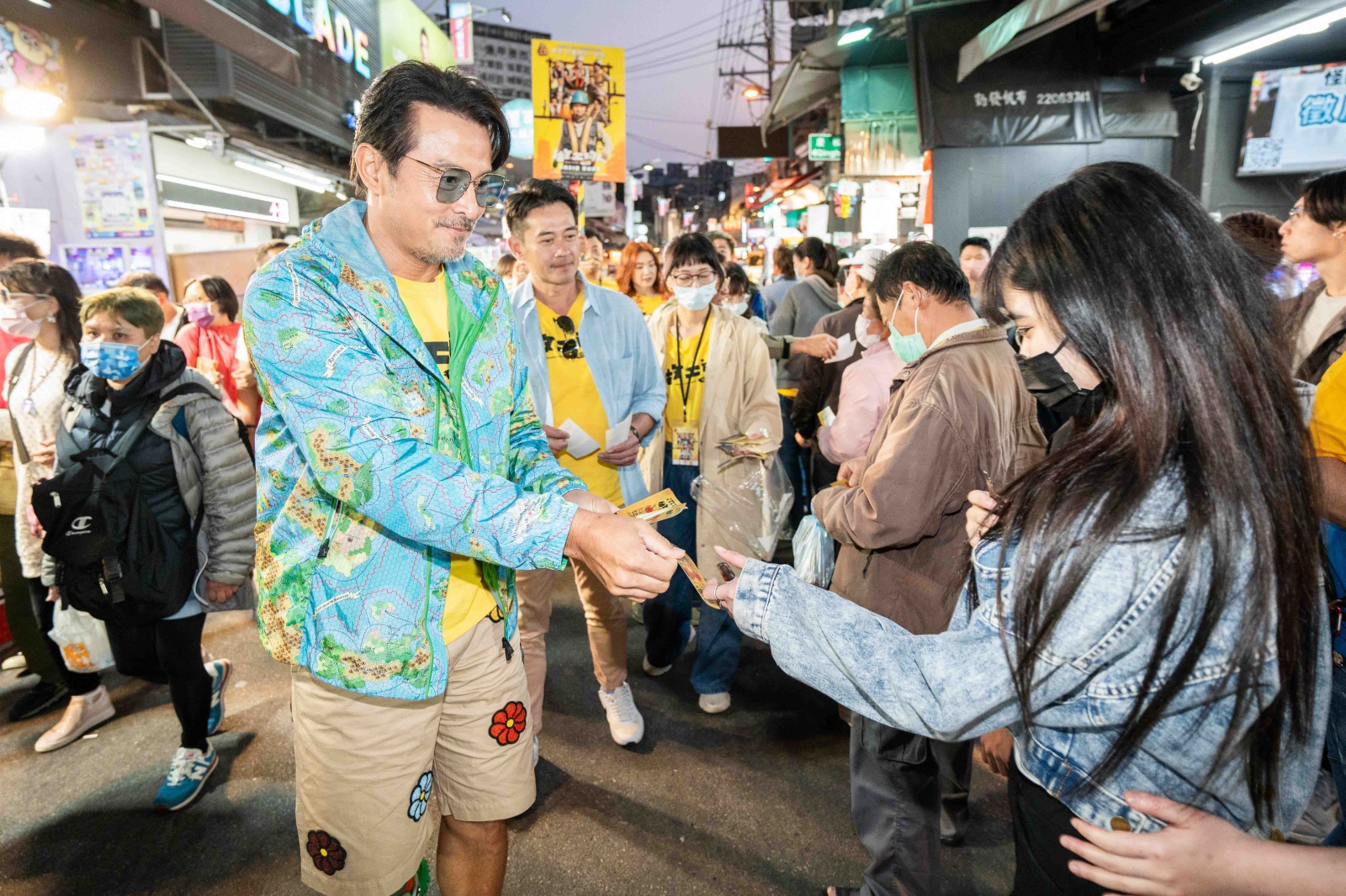 李銘順帶隊《做工的人 電影版》班底演員在逢甲夜市掃街，深受當地攤販及逛街民眾歡迎。（大慕影藝、華映娛樂提供）