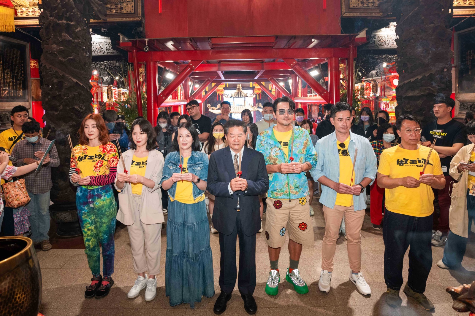 曾珮瑜(左起)、天心、苗可麗、游安順(右一)、柯叔元(右二)、李銘順(右3)回到電影拍攝地台中市,並在大甲鎮瀾宮祈福預祝票房大賣。(大慕影藝、華映娛樂提供)