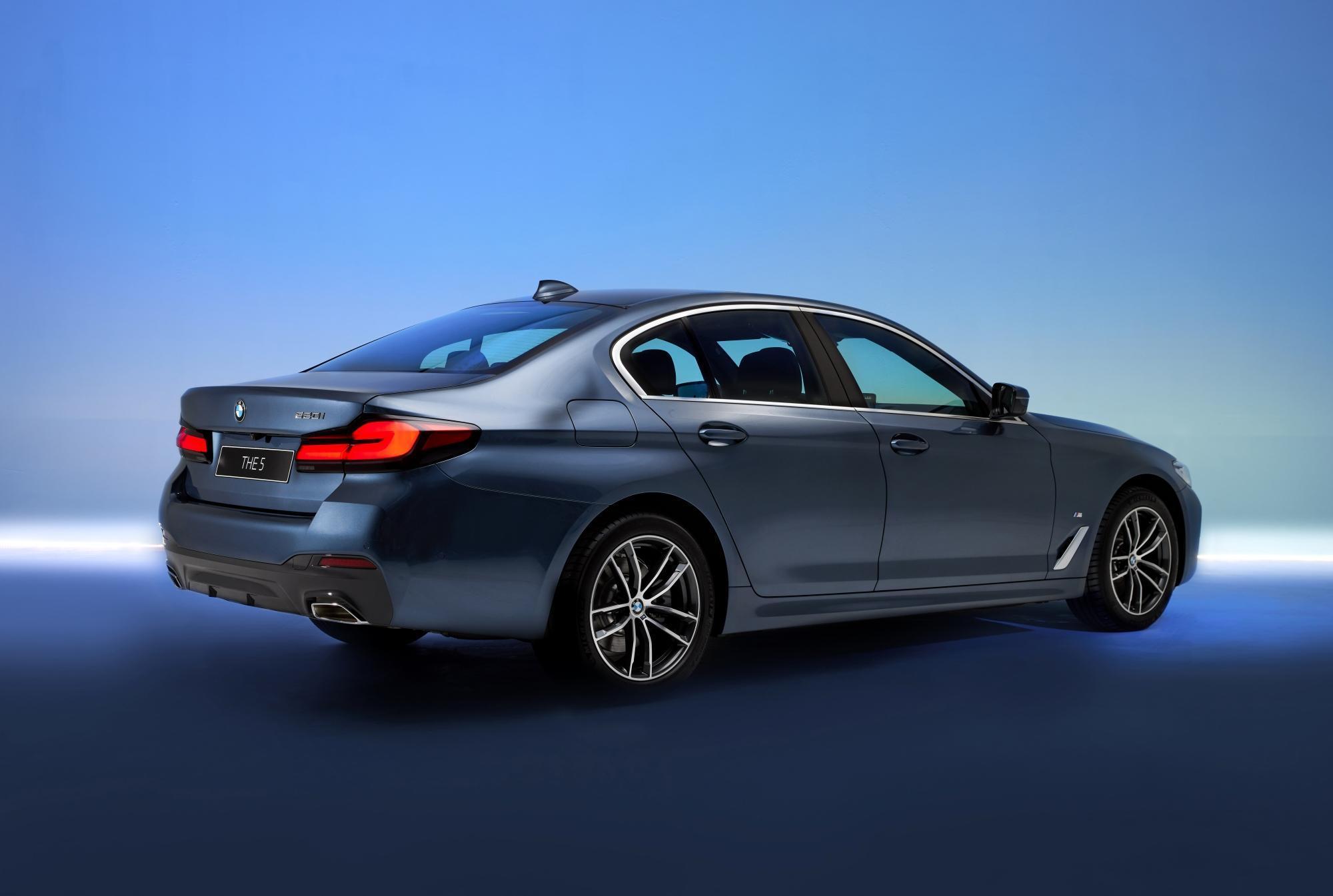 全新BMW 520i M Sport鉑金版採用M空力套件與燻黑造型LED尾燈，藉由強而有力的筆觸刻畫出現代感與運動性格。