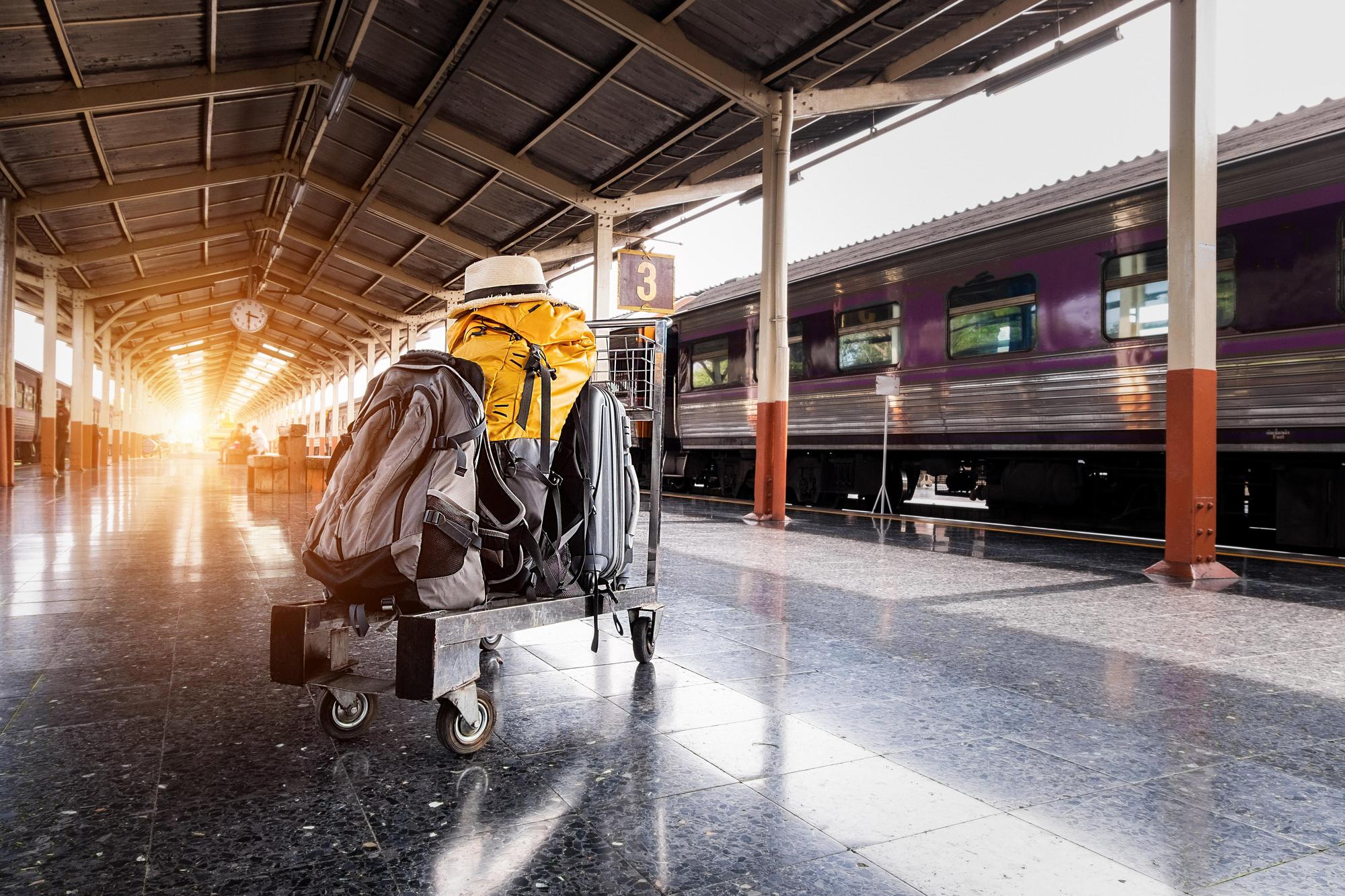 印度火車站驚傳月台銀幕播放A片,讓不少直擊的旅客十分傻眼。(示意圖,Pexels)