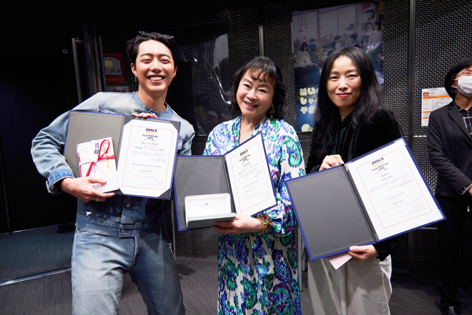 《本日公休》與《黑的教育》在大阪亞洲電影節雙雙獲獎，蔡凡熙（左）帶柯震東領取「最具潛力創作者」獎，陸小芬一回歸影壇即獲頒「最佳演員獎」。右為導演傅天余。（禾豐九路提供）