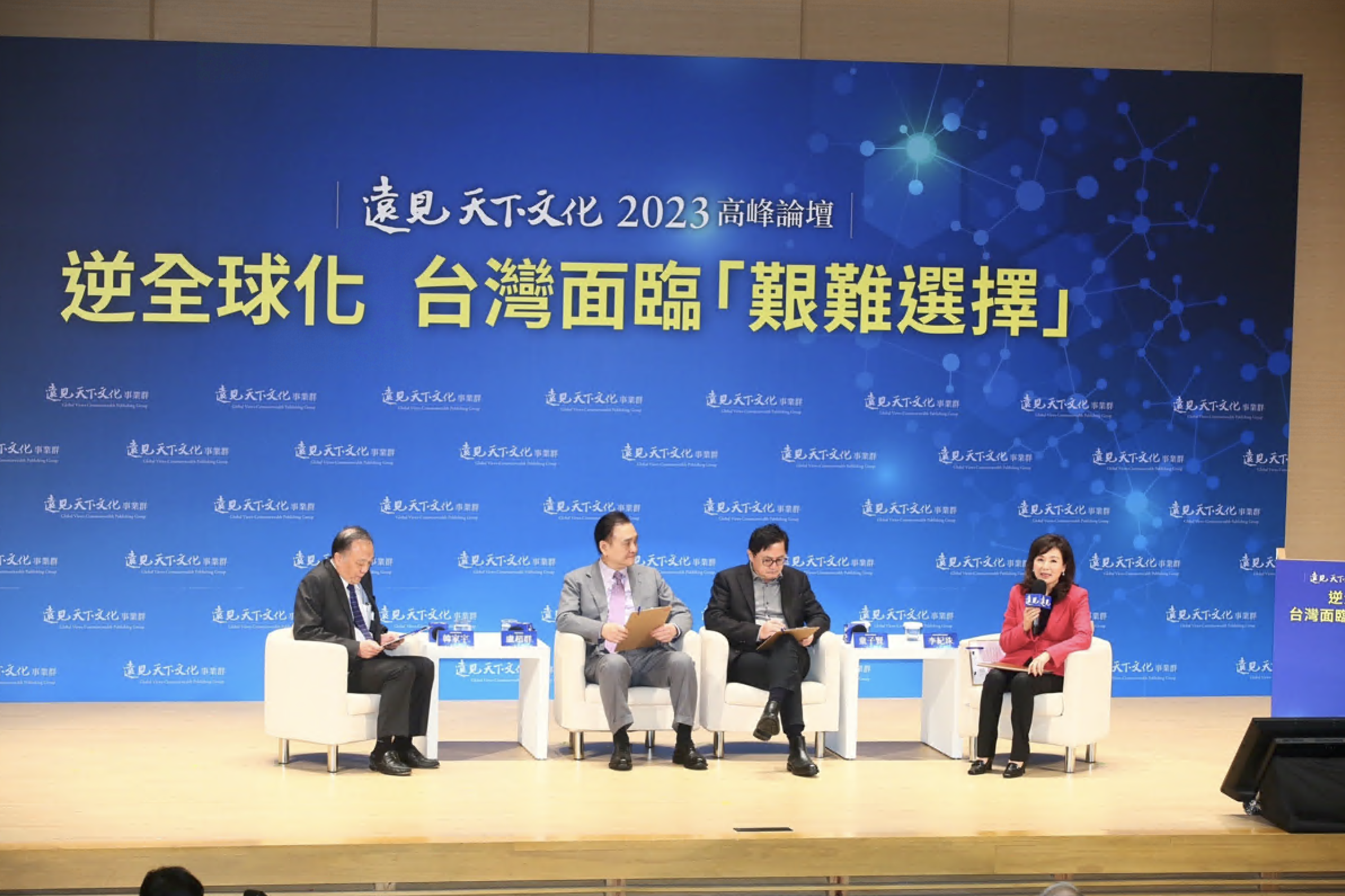 童子賢（右二）擔憂廢核結果會讓台灣被課碳稅課到暈頭轉。