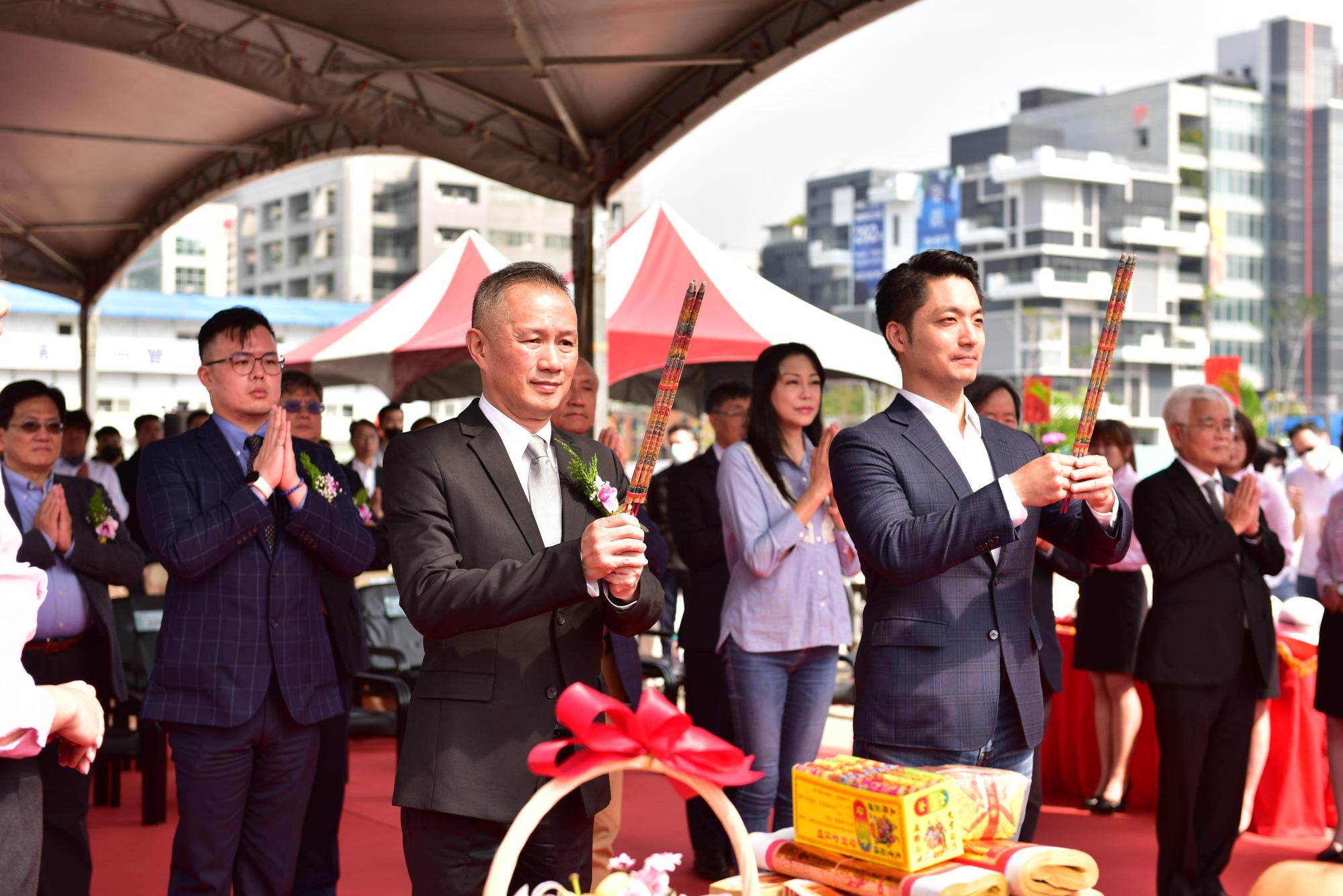 台北市長蔣萬安(右)和緯創總經理林建勳(左)出席台北市數位內容創新中心BOT案動工典禮。(臺北市政府產業發展局)