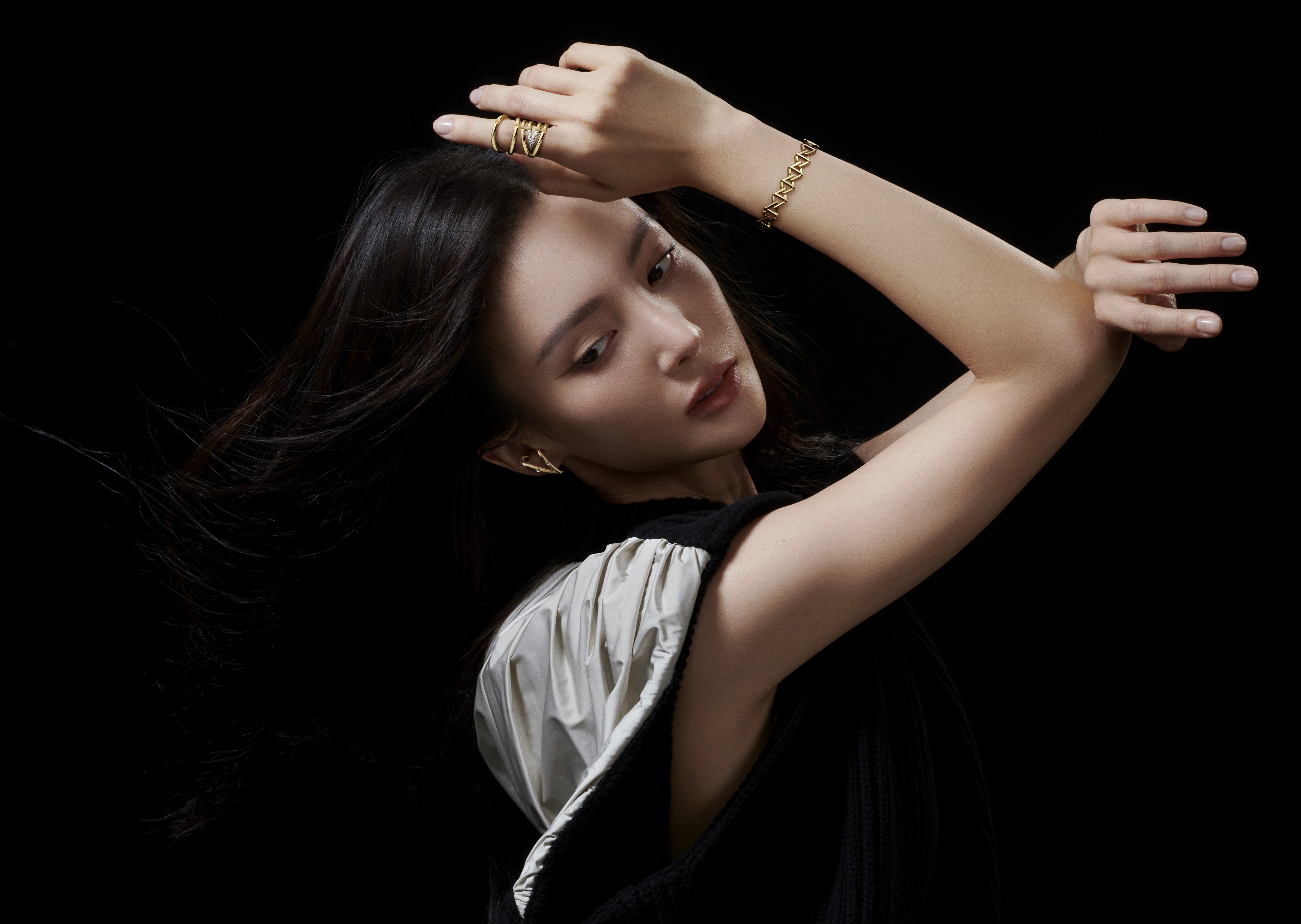 LV Volt珠寶系列跨越性別，以對運動的隱喻以及創新的鑲嵌方式呈現。（路易威登提供）