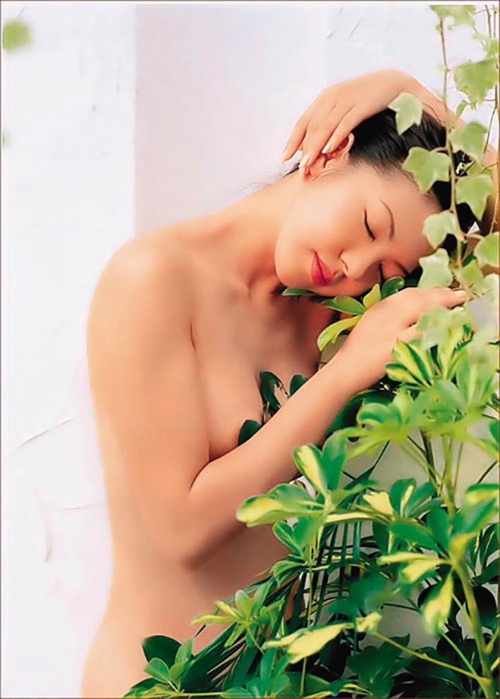 許嘉容年輕時曾出版性感寫真，婚後便收山當家庭主婦。（翻攝自寫真集）