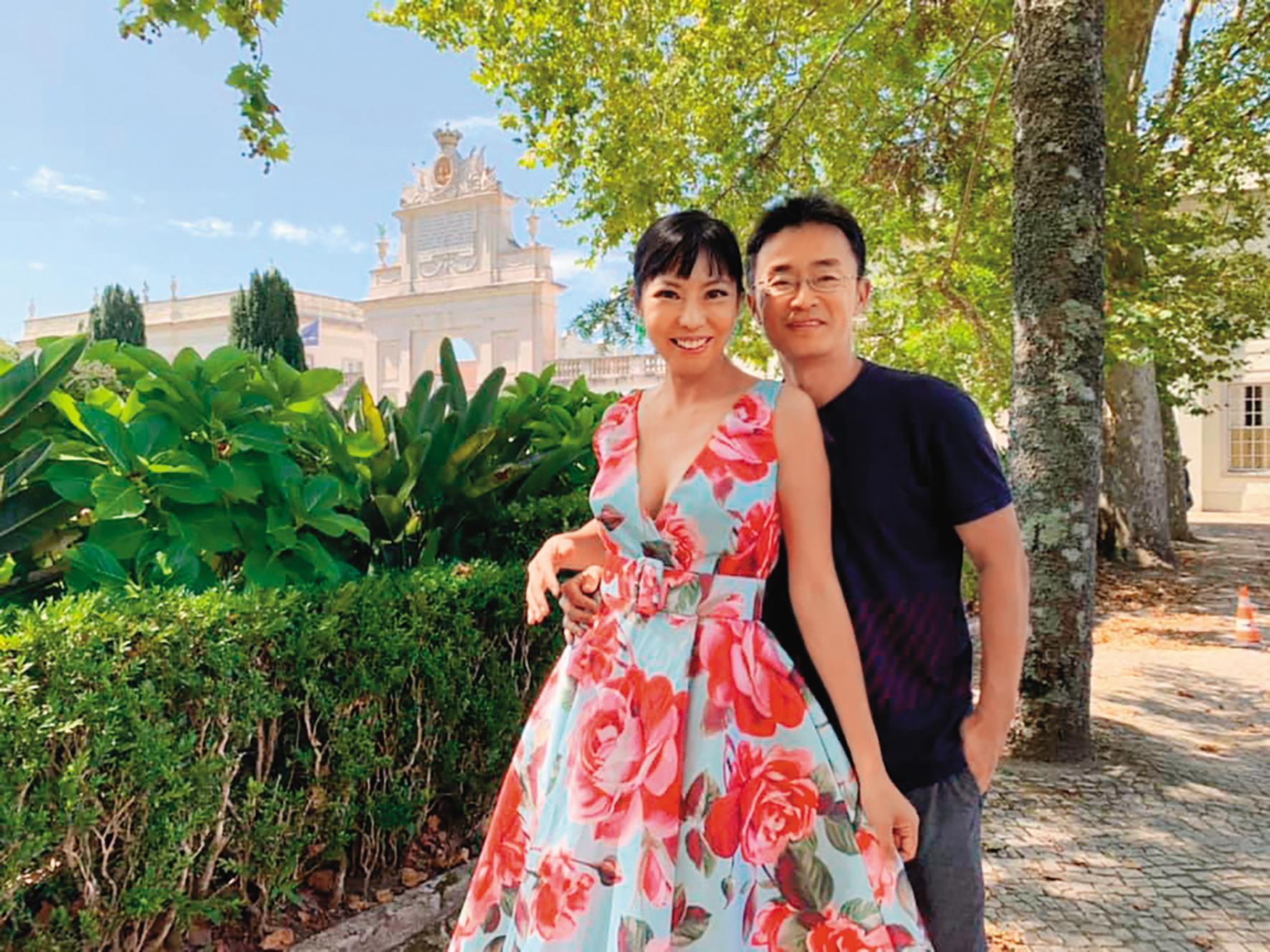 許嘉容（左）和老公李淵楷（右）數年前在國外旅遊度假，合照時手高高舉起，夫妻感情失和似乎早已出現端倪。（翻攝自李淵楷臉書）