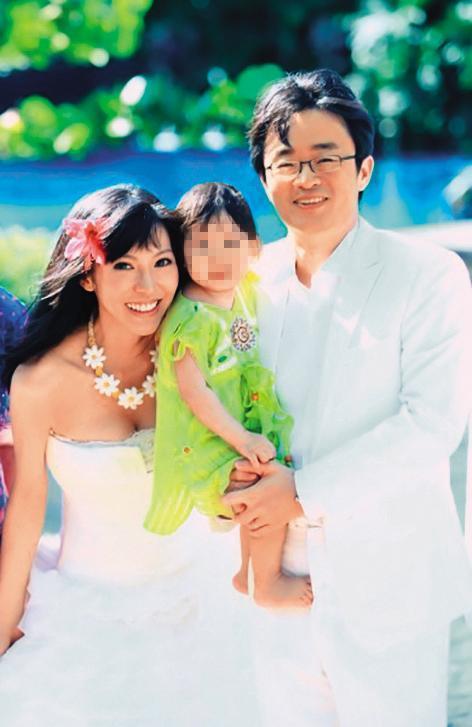 許嘉容（左）與李淵楷（右）帶著女兒一起拍婚紗照。（許嘉容提供）