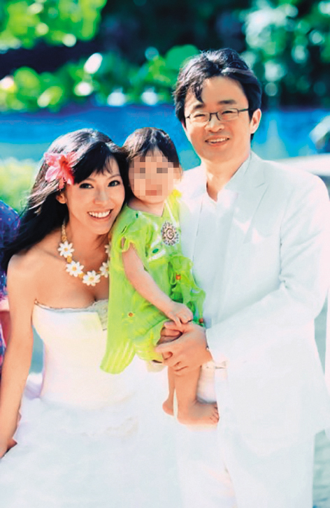 許嘉容(左)與李淵楷(右)帶著女兒一起拍婚紗照。(許嘉容提供)