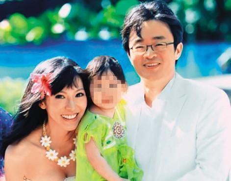 許嘉容（左）與李淵楷（右）帶著女兒一起拍婚紗照。（許嘉容提供）