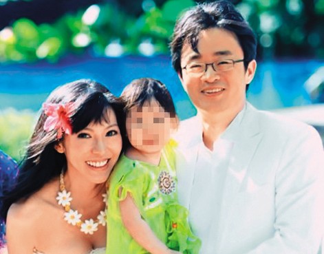 許嘉容（左）與李淵楷（右）帶著女兒一起拍婚紗照。（許嘉容提供）