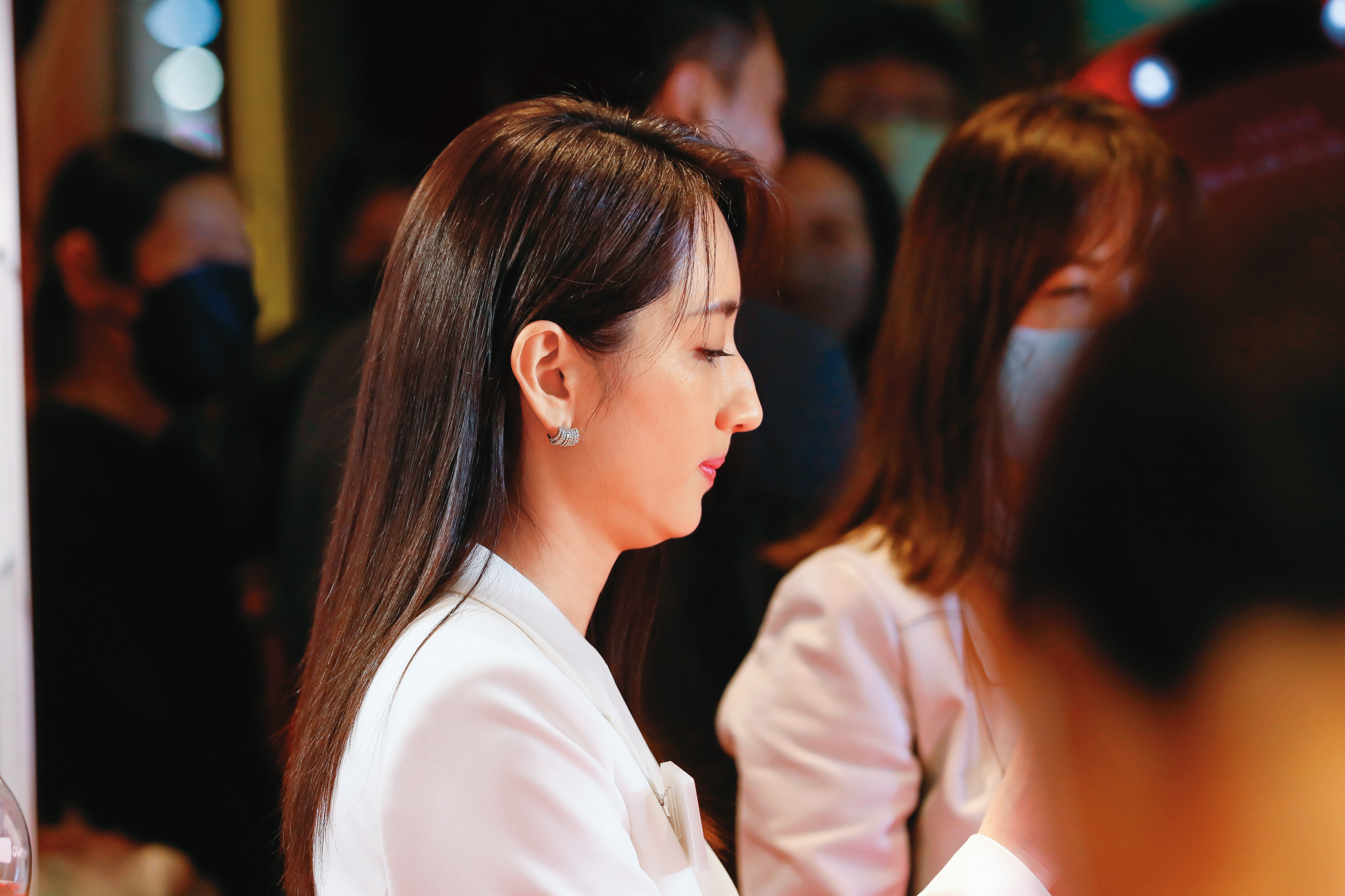 下巴有著地閣之稱，看柯佳嬿下巴圓潤有肉，可是富態好面相呢！大家一起來當「扶龍王」！（牽手）