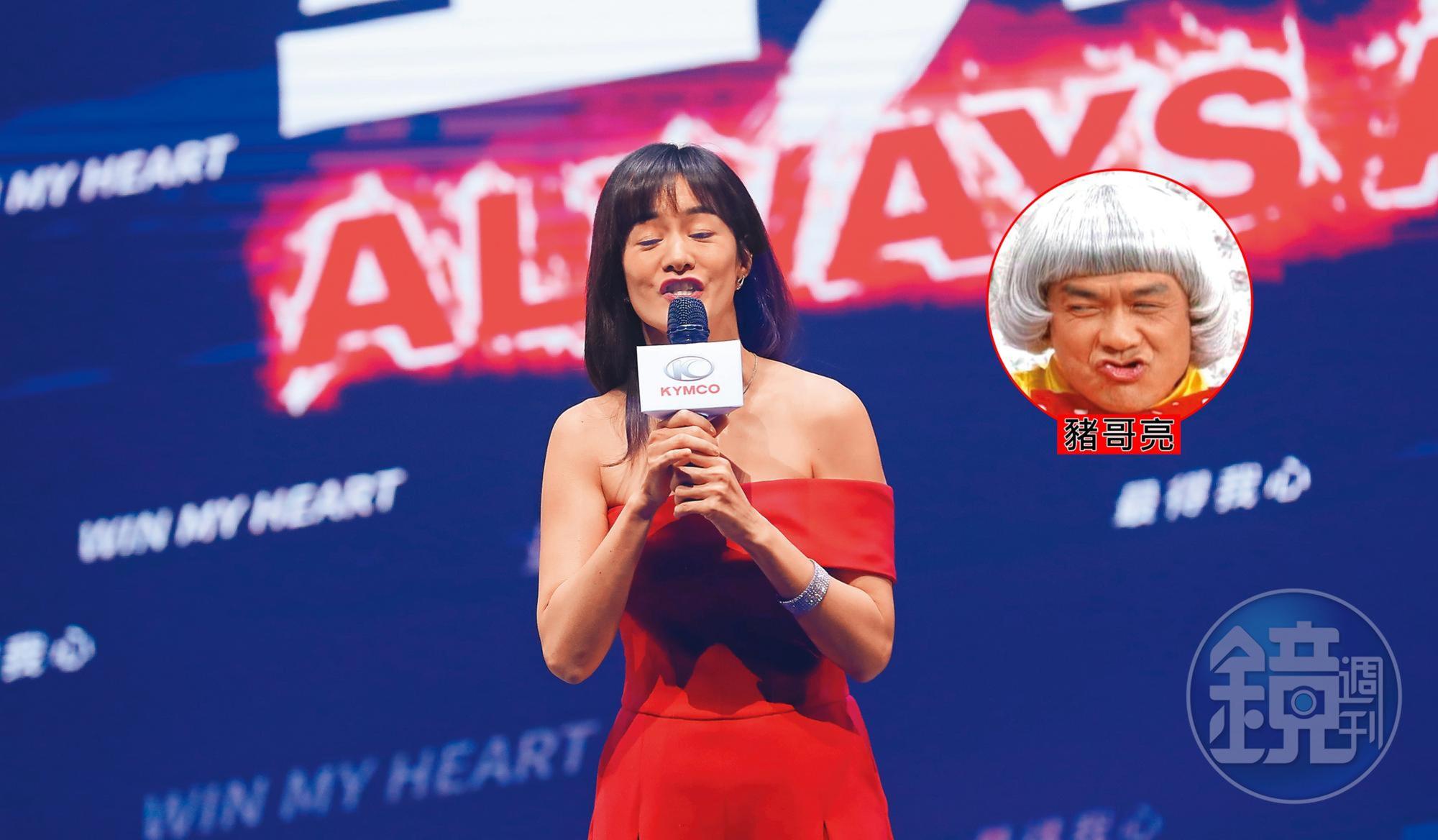 Janet時隔半年返台，一開心激動，竟撞臉已故秀場天王豬哥亮。（抖）