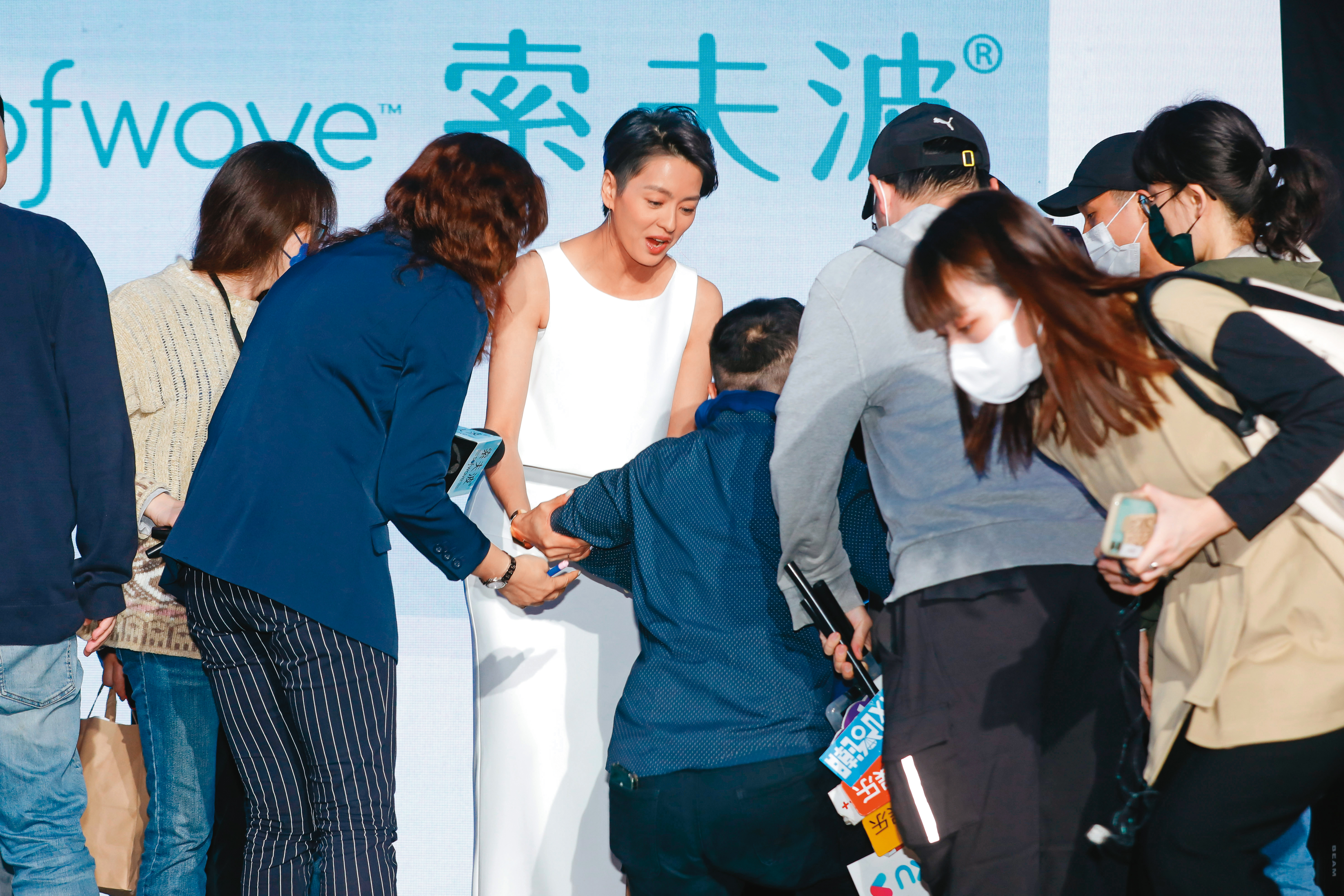 梁詠琪伸手攙扶跪著採訪的記者，好人一生平安。（摟）