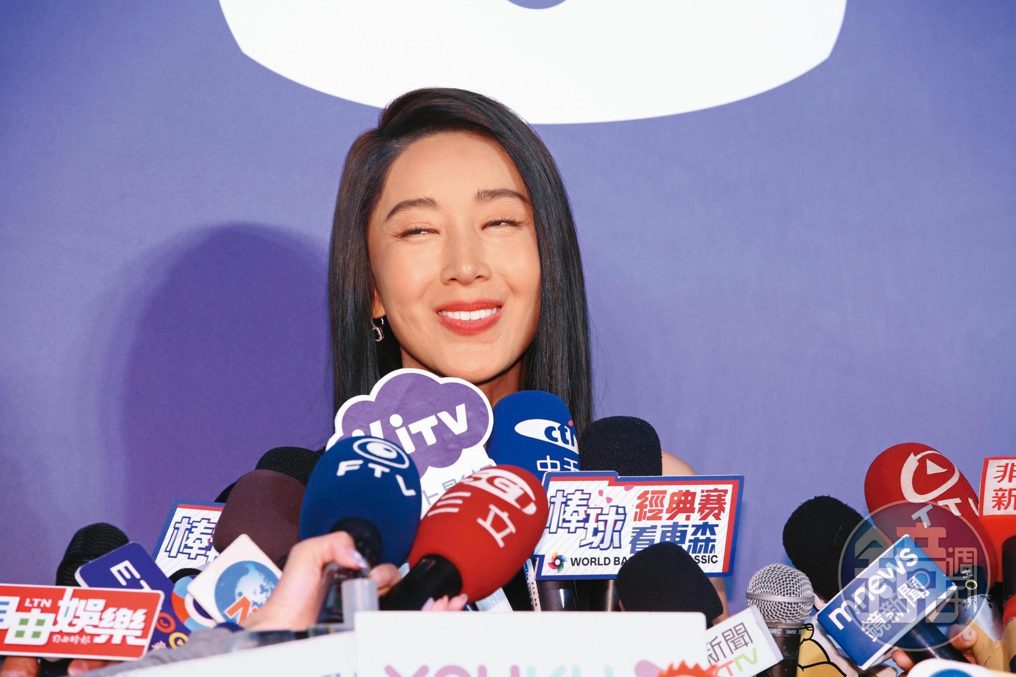 隋棠傻笑表示，樓下鄰居「消失了」，♫ 突然好想你，你會在哪裡？過得快樂或委屈～♫ （幫點歌）