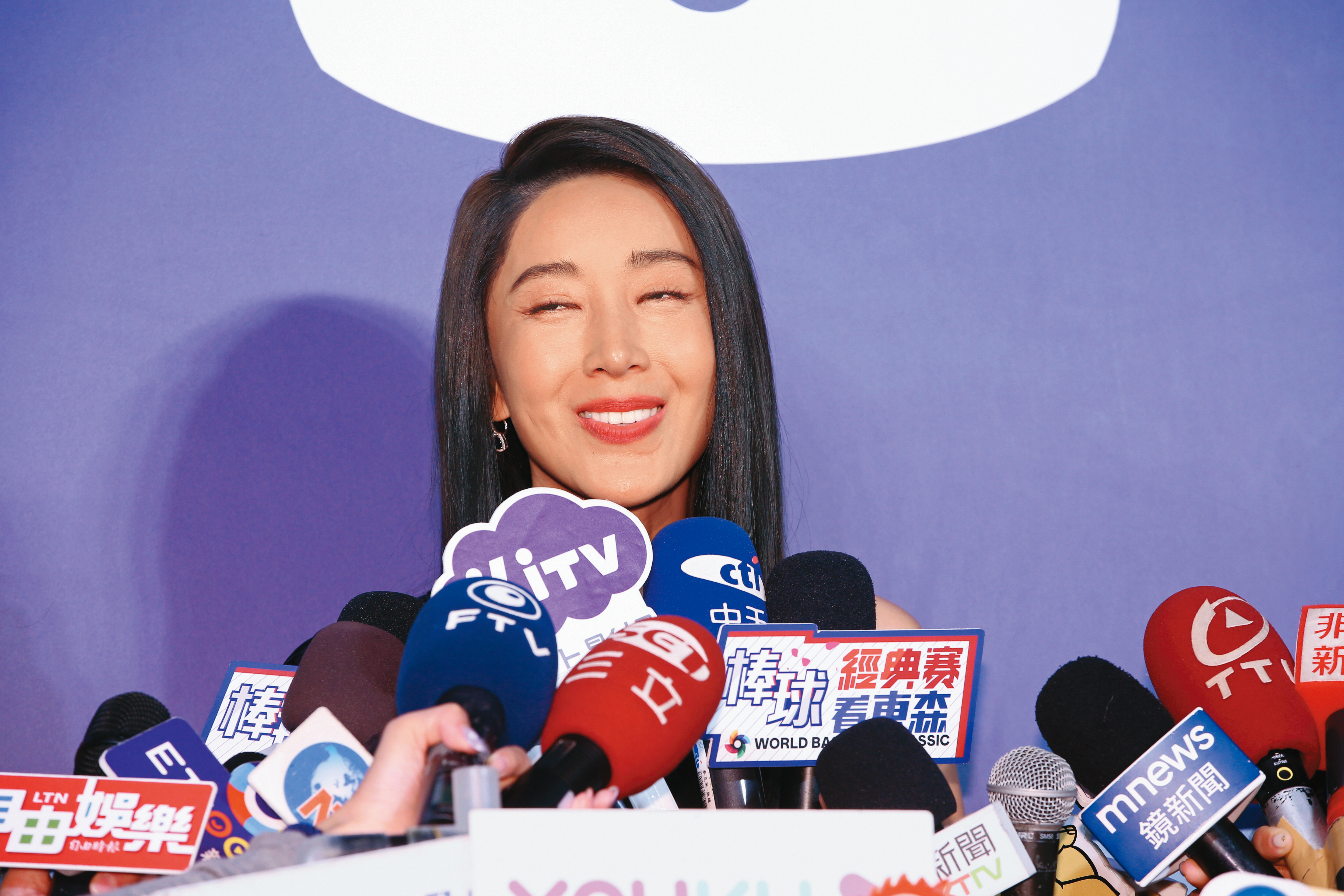 隋棠傻笑表示，樓下鄰居「消失了」，♫ 突然好想你，你會在哪裡？過得快樂或委屈～♫ （幫點歌）