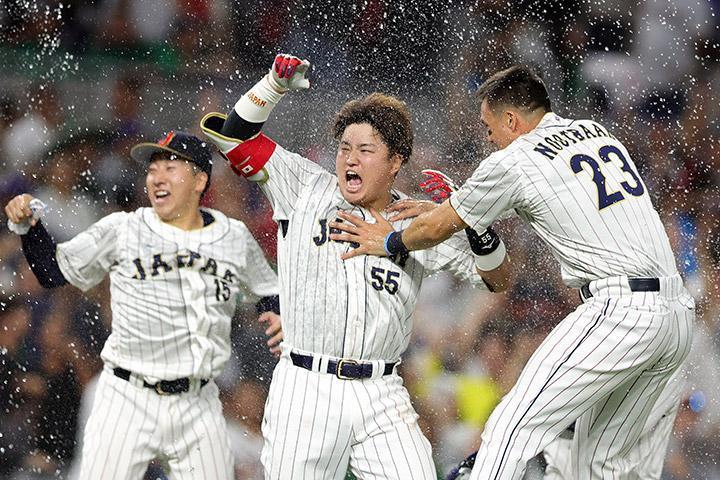 日本隊靠著村上宗隆(中)9局下的逆轉安打,把墨西哥打回家。(翻攝自野球日本代表 侍ジャパン 公式 TWITTER)