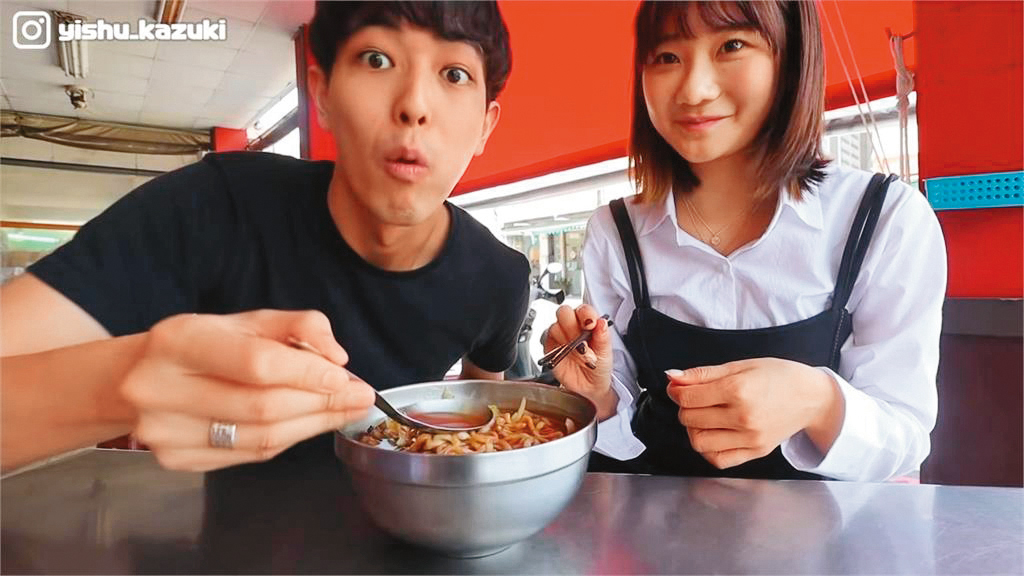 愛莉莎莎(右)曾與日本YouTuber一樹(左)合拍曖昧惡整影片;她也入自曝坎坷情路,被初戀男友甩了5次。(翻攝自一樹YouTube)