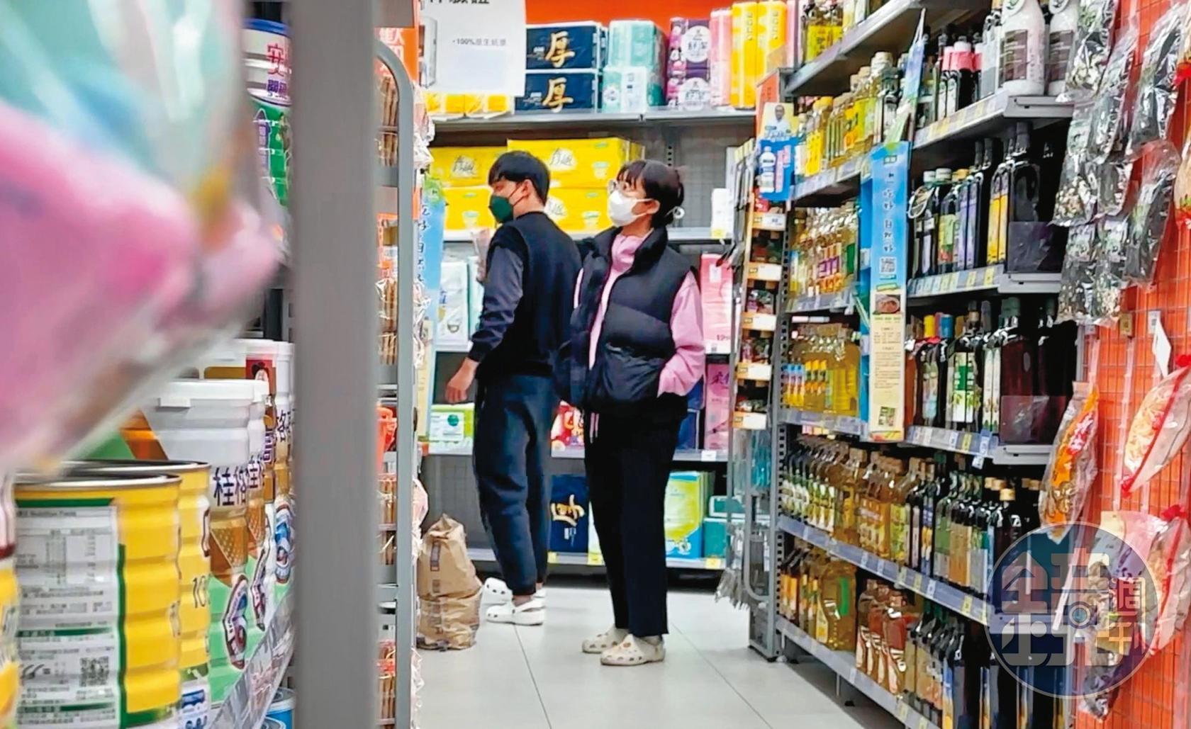 3月14日22:56,愛莉莎莎與呂杰陽穿情侶洞洞拖鞋去超市採買,過著樸實無華的戀愛生活。
