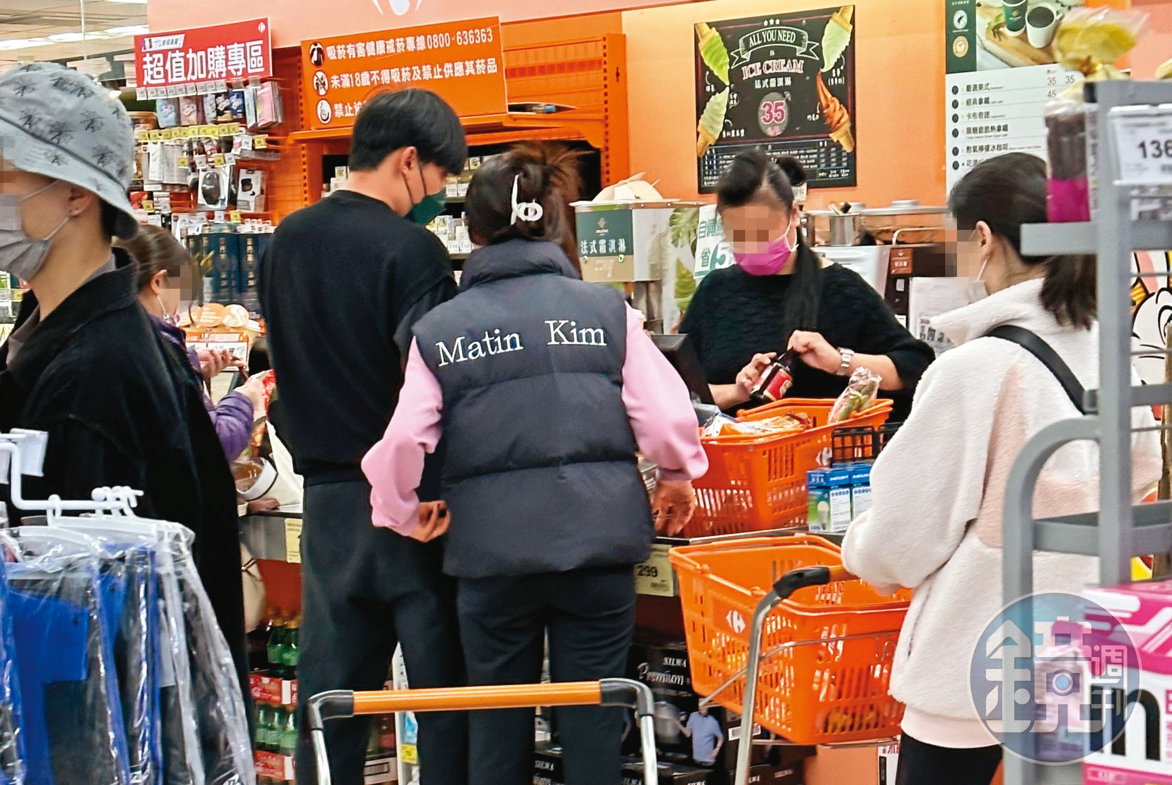 3月14日23:01,兩人買了不少吃吃喝喝的東西,準備在家過節。