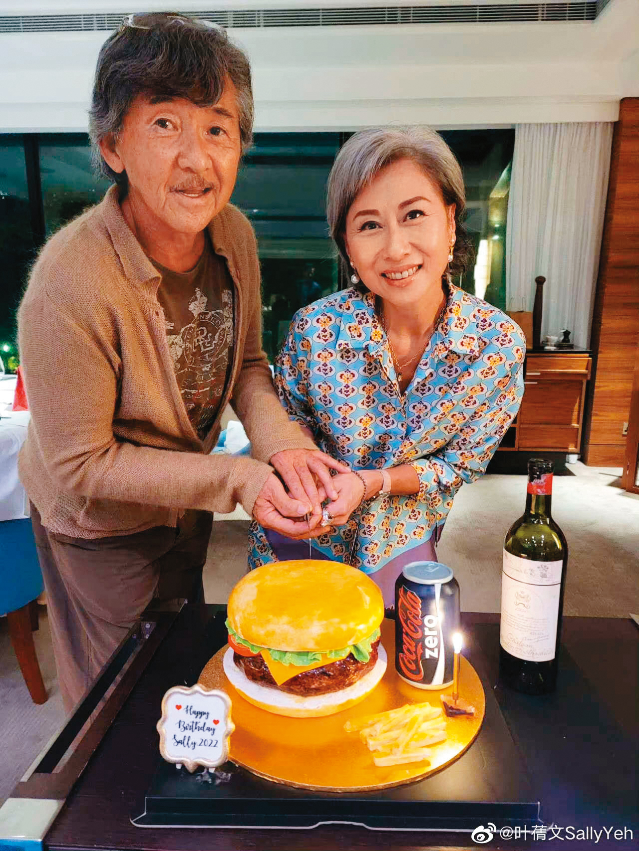 葉蒨文（右）否認因為羽球教練而婚變。（翻攝自葉蒨文微博）