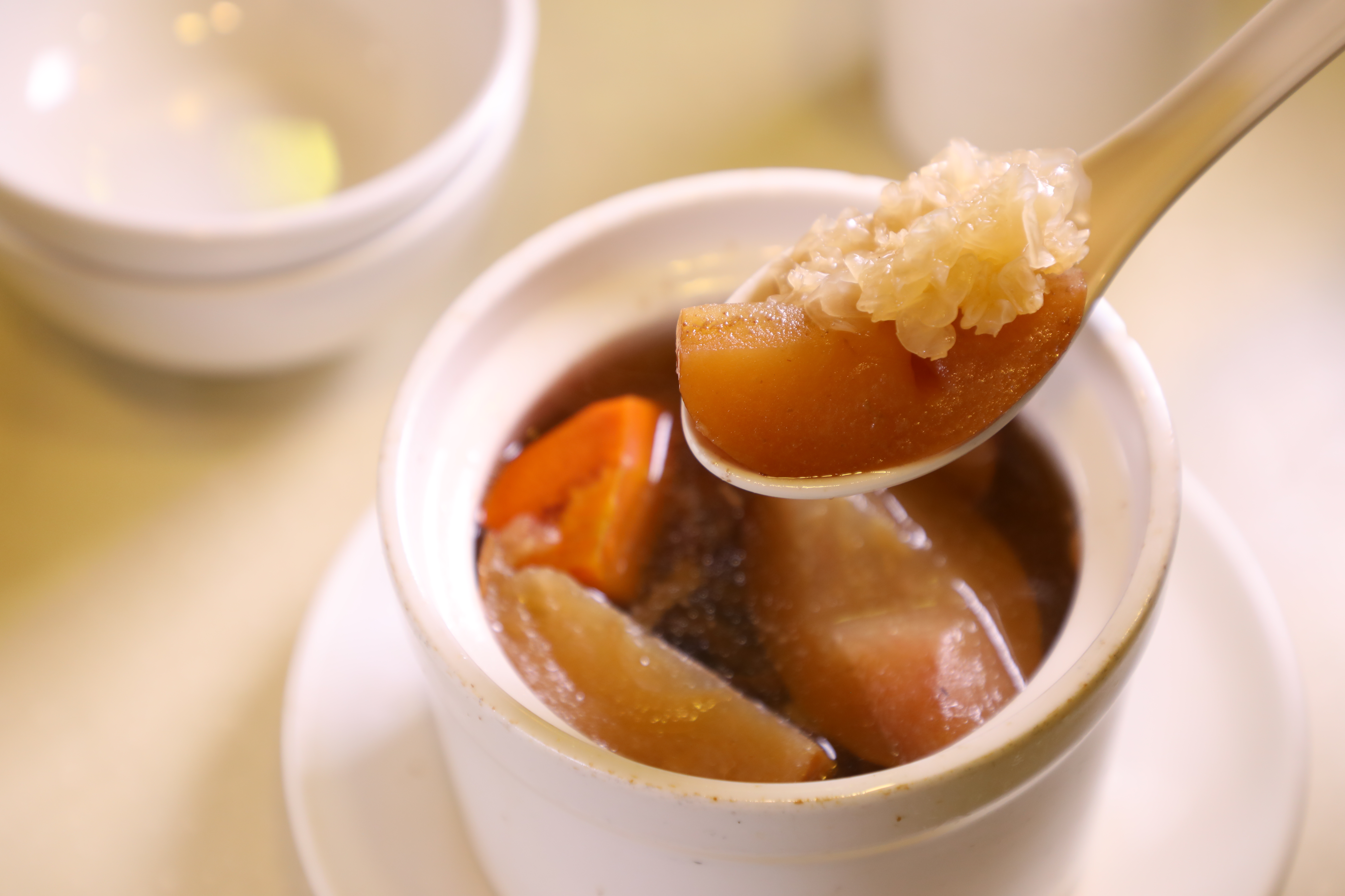 味道鹹中帶甜的「蘋果雪梨白木耳雪耳排骨燉湯」，據說多喝可以潤膚養顏。（港幣78元／盅）