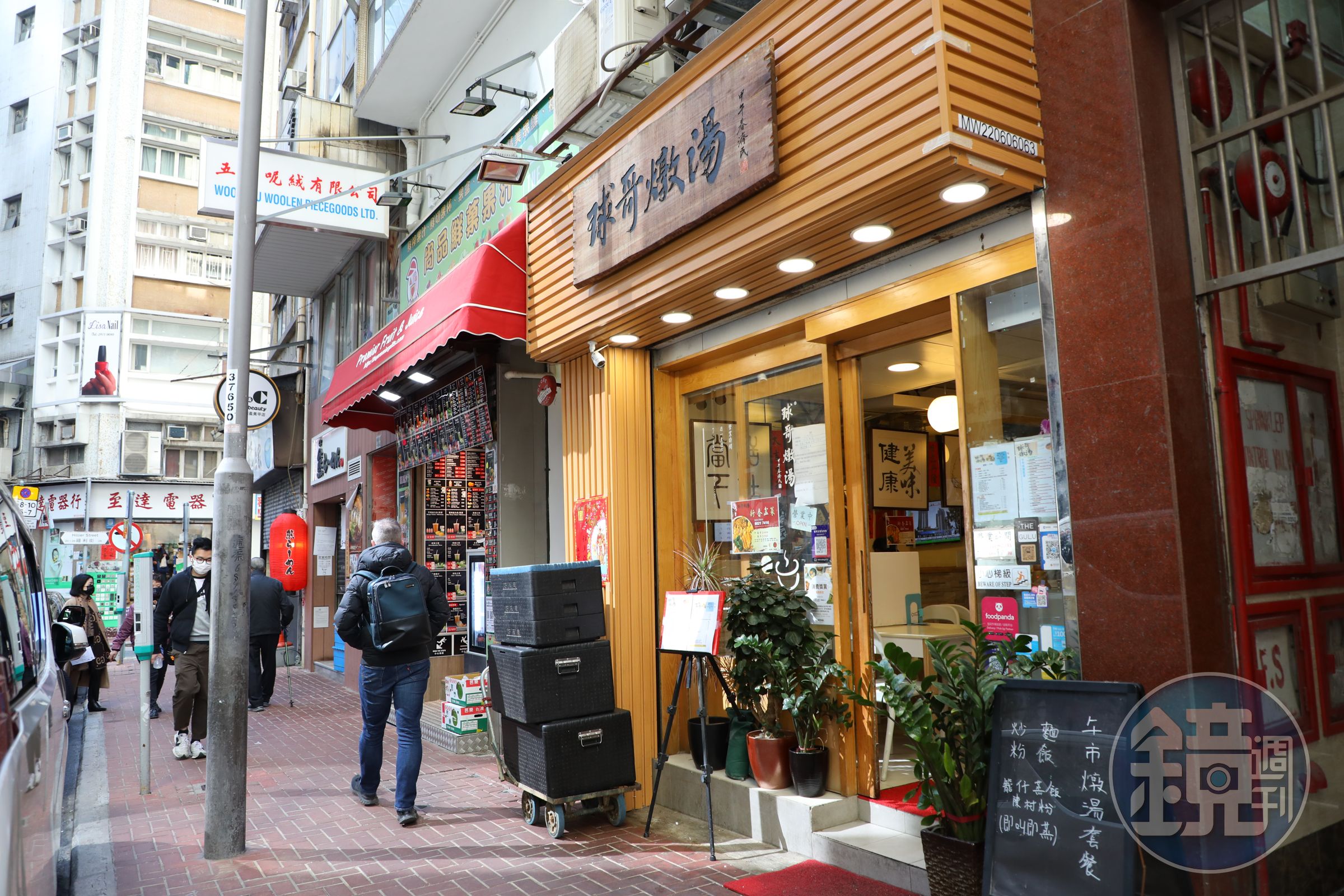 「球哥燉湯」中午會推出各種優惠套餐，還吃得到「陳村粉」。