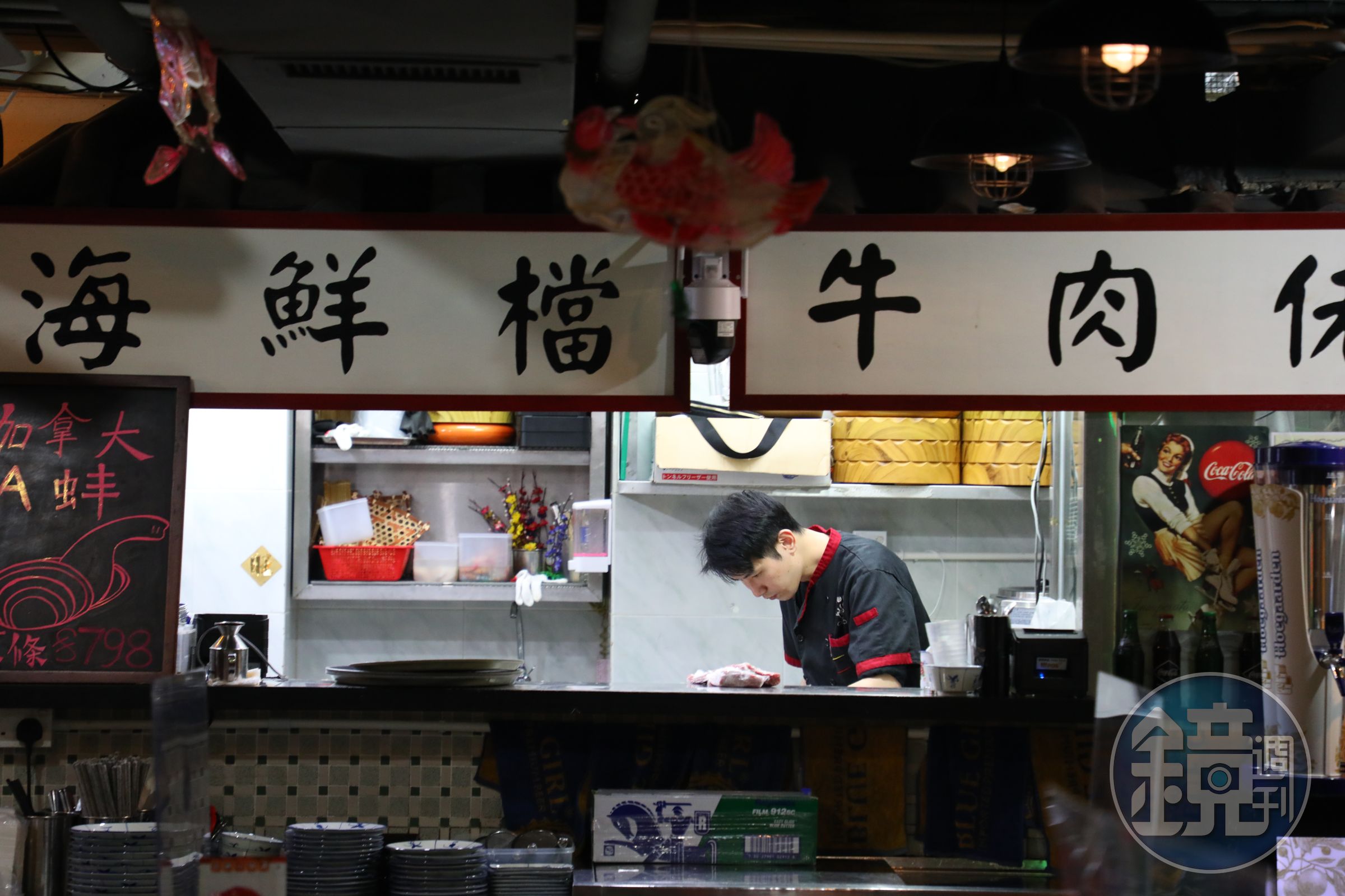 掛著海鮮檔、牛肉佬的招牌後，真有廚師在處理食材。